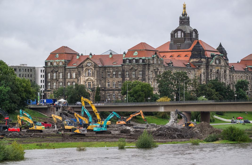 Mehrere Bagger sind im Einsatz, um Reste der Carolabrücke abzutransportieren.