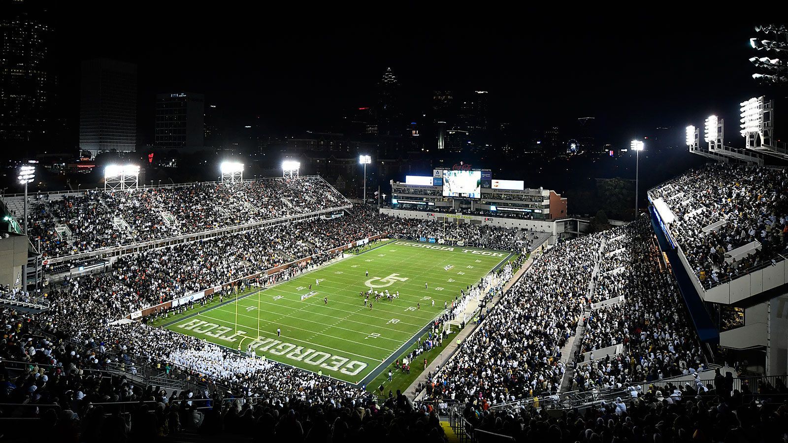 
                <strong>Bobby Dodd Stadium</strong><br>
                Stadion der Georgia Tech Yellow Jackets.1913 gebaut und eröffnet, bis 1988 Grant Field.Kompletter Name lautet Bobby Dodd Stadium at Historic Grant Field.Benannt nach dem früheren Georgia-Tech-Coach Robert "Bobby" Lee Dodd.55.000 Plätze, Naturrasen.
              