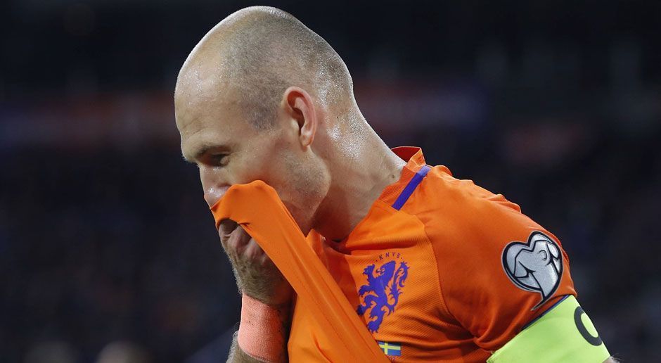 
                <strong>Niederlande</strong><br>
                Der WM-Dritte der Weltmeisterschaft 2014 wird in Russland ebenfalls fehlen. In der Gruppe A reichte es nur zum dritten Platz hinter Frankreich und Schweden. Kapitän Arjen Robben verkündete nach dem WM-Aus direkt seinen Rücktritt aus der Nationalmannschaft. "Mir war bewusst, dass es heute das letzte Mal ist. Ich spiele bei einem Topklub in Europa. Ich will mich jetzt ausschließlich auf Bayern konzentrieren", sagte der 33-Jährige.
              