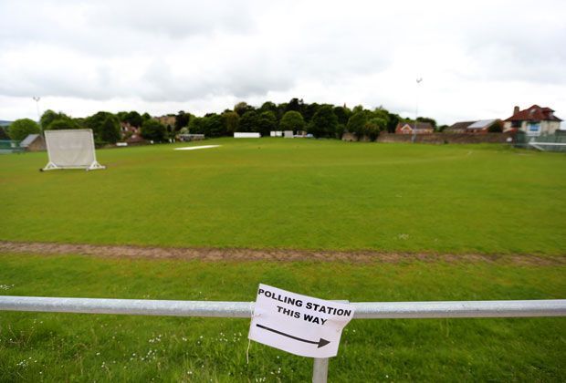 
                <strong>Platz 2: FC Hallam</strong><br>
                Wurde ebenfalls 1860 gegründet. Hallam war ursprünglich ein Cricket-Verein. Auf dem abgebildeten Rasen wurde das erste offizielle Fußballspiel der Welt ausgetragen. Damaliger Gegner war der älteste Verein der Welt ...
              