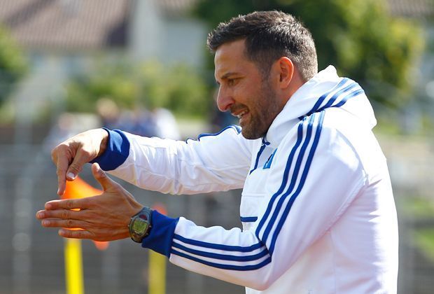 
                <strong>Josef Zinnbauer</strong><br>
                Zu Beginn der laufenden Saison ist Josef Zinnbauer noch Trainer des HSV II. Nach der Entlassung von Mirko Slomka übernimmt "Magic Joe", nachddem er mit der zweiten Mannschaft von Sieg zu Sieg geeilt war.
              