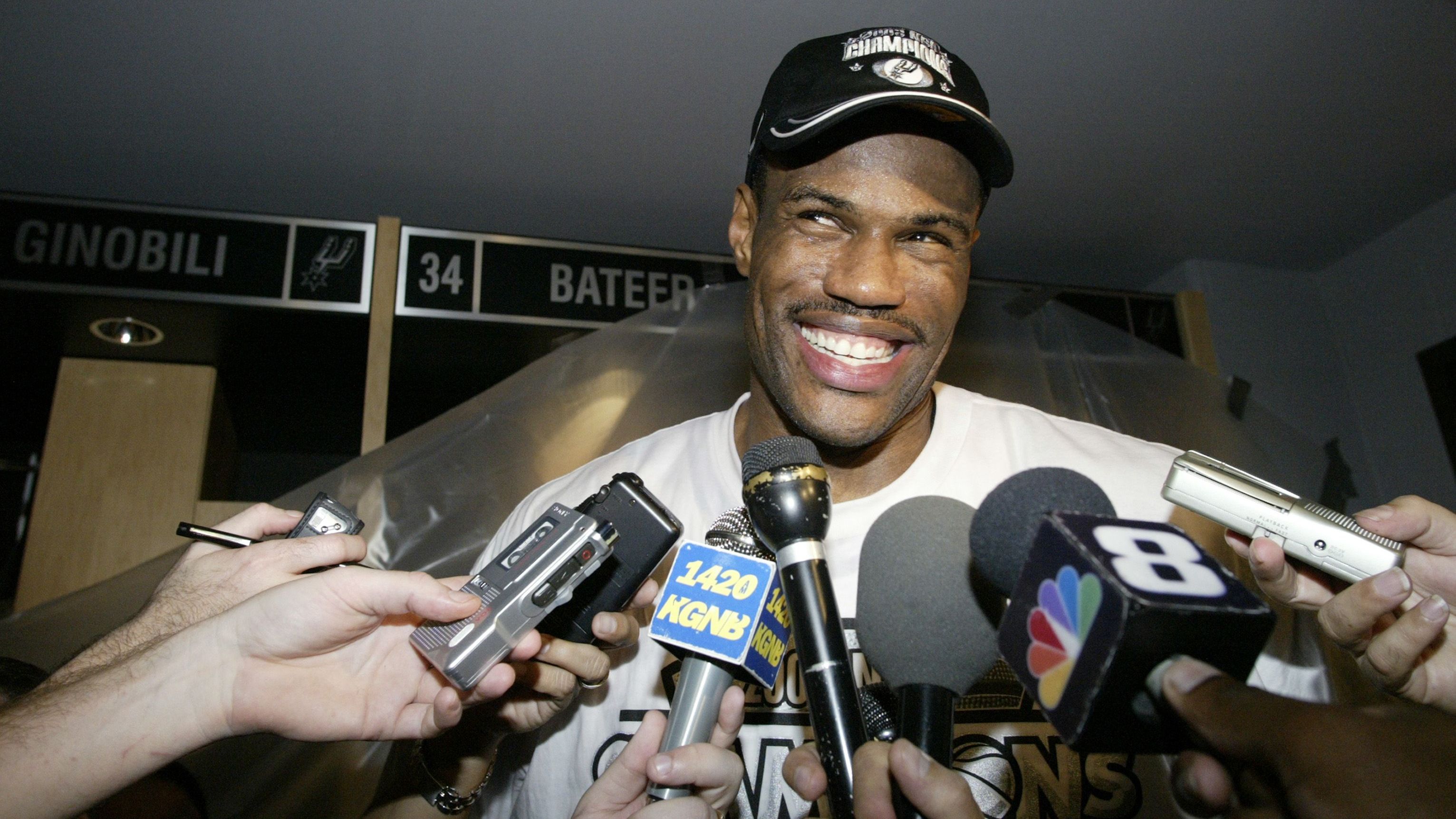 <strong></strong><strong>David Robinson</strong> <br>Nur vier Spieler in der bisherigen Geschichte der NBA schafften das, was David Robinson am 17. Februar 1994 gegen die Detroit Pistons gelang. Mit einer Statline von <strong>34 Punkten, zehn Rebounds, zehn Assists und zehn Blocks</strong> legte er beim 115:96 seiner San Antonio Spurs ein legendäres "Quadruple Double" auf.