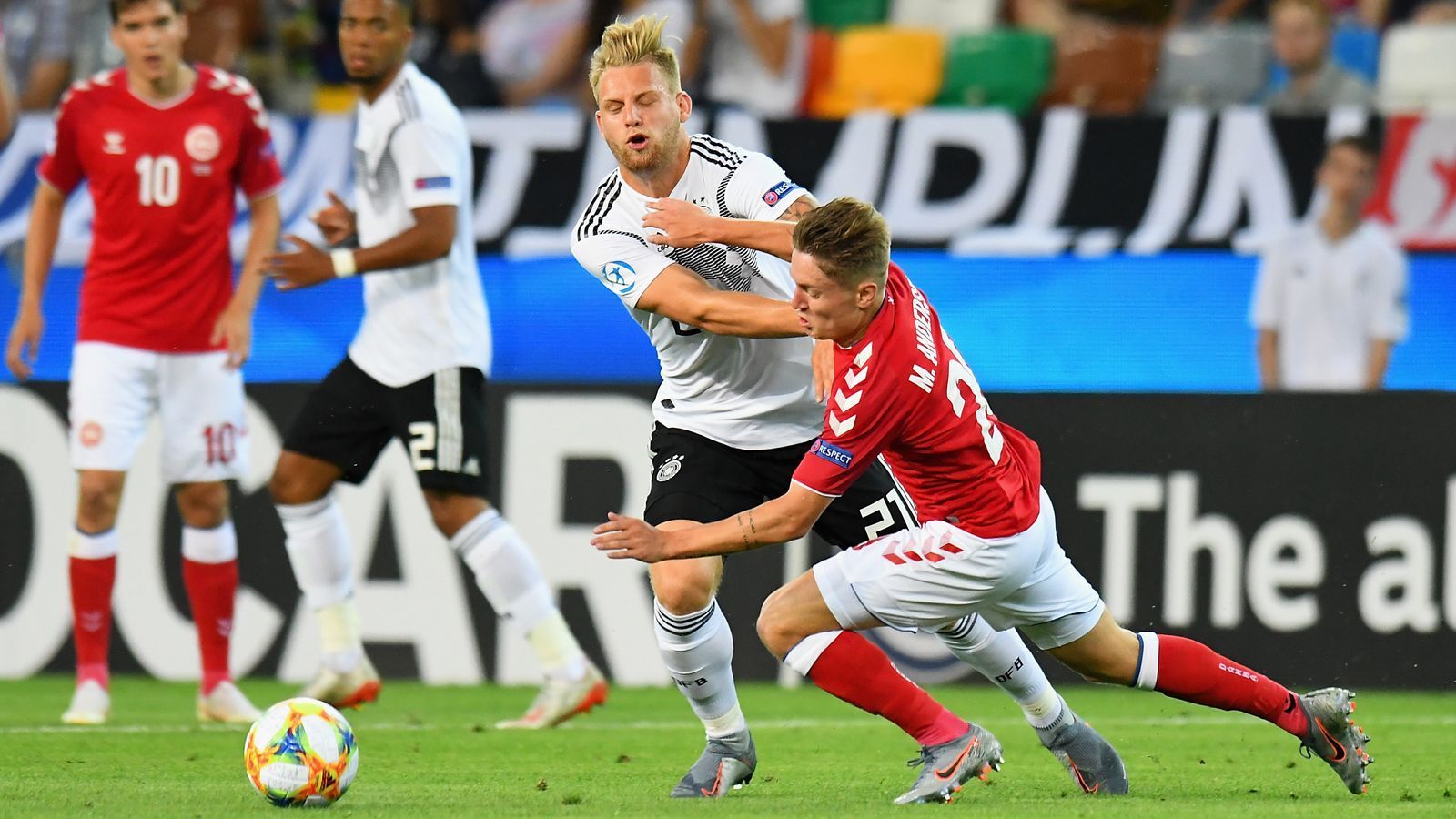 
                <strong>Arne Maier</strong><br>
                Trotz seiner sehr vorzeigbaren Balltechnik leistet sich das Hertha-Eigengewächs ein paar Leichtsinnsfehler. Weil es in den ersten 20 Minuten am Aufbauspiel krankt, wird Maier sogar als zentraler Mann in die Abwehrkette manövriert. Wegen eines taktischen Fouls kassiert er zeitig die Gelbe Karte. Auch deshalb muss er in der Pause für Neuhaus weichen. ran-Note: 4
              