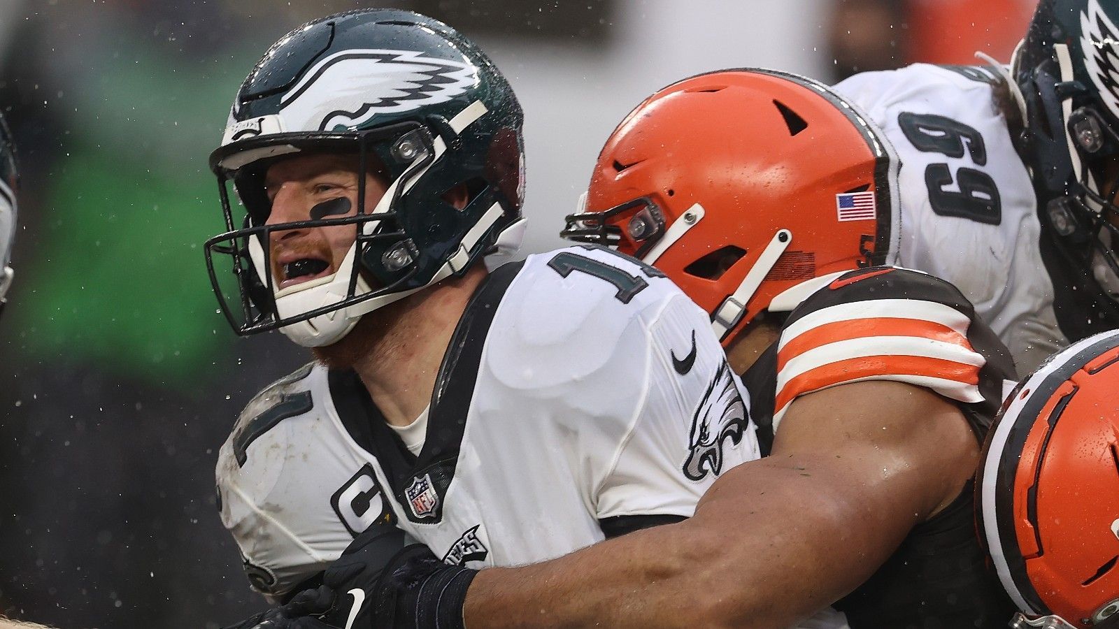 
                <strong>Cleveland Browns</strong><br>
                Nachdem sie ihn 2016 abgelehnt haben, wäre durchaus Ironie dabei, sollten die Browns für Wentz traden. GM Andrew Berry kam von den Eagles, ist mit Wentz also durchaus vertraut. Dennoch ist es unwahrscheinlich, dass Baker Mayfield seinen Job hergeben muss - auch wenn die Browns mitunter nicht genau wissen, wie es mit ihm weitergeht.
              