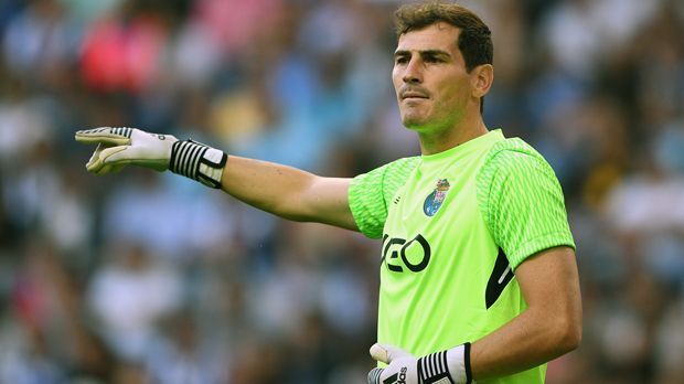 
                <strong>Iker Casillas (FC Porto)</strong><br>
                Mit Iker Casillas steht ein weiterer, hochdekorierter Torhüter aktuell am Abstellgleis. Der 36-Jährige verlor zuletzt beim FC Porto seinen Stammplatz, laut Medienberichten wohl von der Vereinsführung diktiert, damit er im Winter wechselt und man sich das üppige Gehalt des Spaniers sparen kann (wohl rund fünf Millionen Euro pro Jahr). Laut der spanischen Zeitung "El Pais" sei Porto bereit, den Welt- und Europameister sogar ablösefrei ziehen zu lassen. Mit Liverpool soll es laut "Mirror" auch schon einen Interessen geben. Casillas' Vertrag in Porto läuft im Sommer 2018 aus. 
              