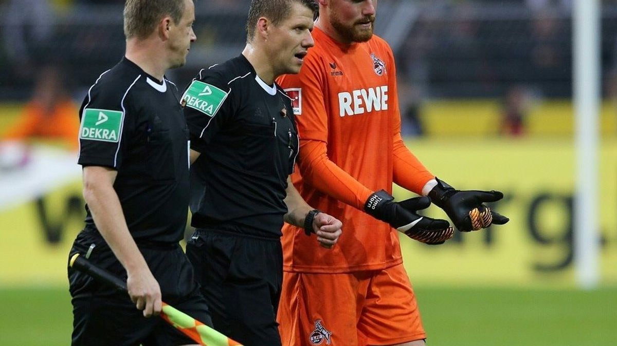 Ittrich (m.) diskutiert mit Köln-Torwart Horn