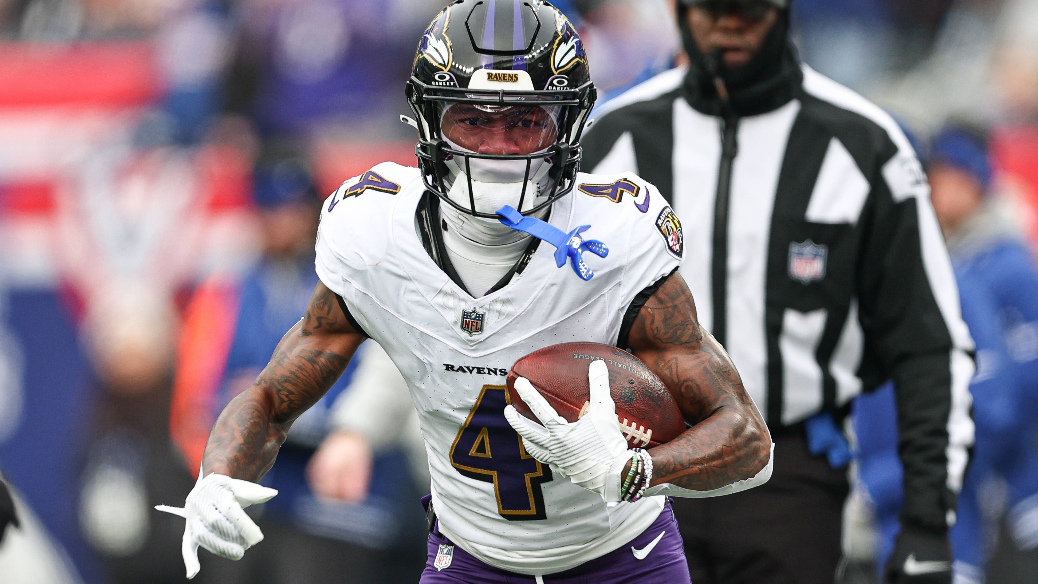 <strong>Zay Flowers (Baltimore Ravens)</strong><br>Die Baltimore Ravens müssen im Divisional-Duell gegen die Buffalo Bills in der Nacht auf Montag (<a href="https://www.ran.de/sports/ticker/ma10850777/liveticker?from=%2Fsports%2Famerican-football%2Fnfl%2Fspielplan">ab 0:30 Uhr im Liveticker</a>) wohl auf Zay Flowers verzichten. Beim Training am Freitag konnte der Receiver nicht teilnehmen, absolvierte lediglich ein Workout. Auf dem finalen Injury Report meldeten die Ravens Flowers als "fraglich".