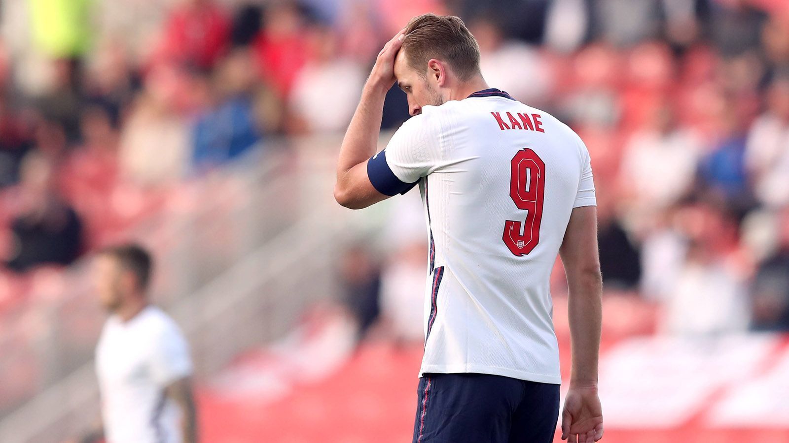 
                <strong>Halbfinale gegen England</strong><br>
                Halbfinale: Der Klassiker aller Klassiker. Die Engländer mit Pathos, so eine Weltklasse-Mannschaft hatten sie Jahrzehnte nicht mehr. Deutschland dagegen - naja, lassen wir das, denken sich 80 Millionen Bundestrainer. Sancho, Kane, Sterling, Foden, Walker, Mount, Rashford - das kann ja heiter werden. Aber was der Super-Computer - made in Britain - hier ausspuckt, erschüttert die Insel. 2:2 nach 120 Minuten - es geht in Elfmeterschießen! WTF! Gary Lineker schaltet schon jetzt frustriert ab.
              