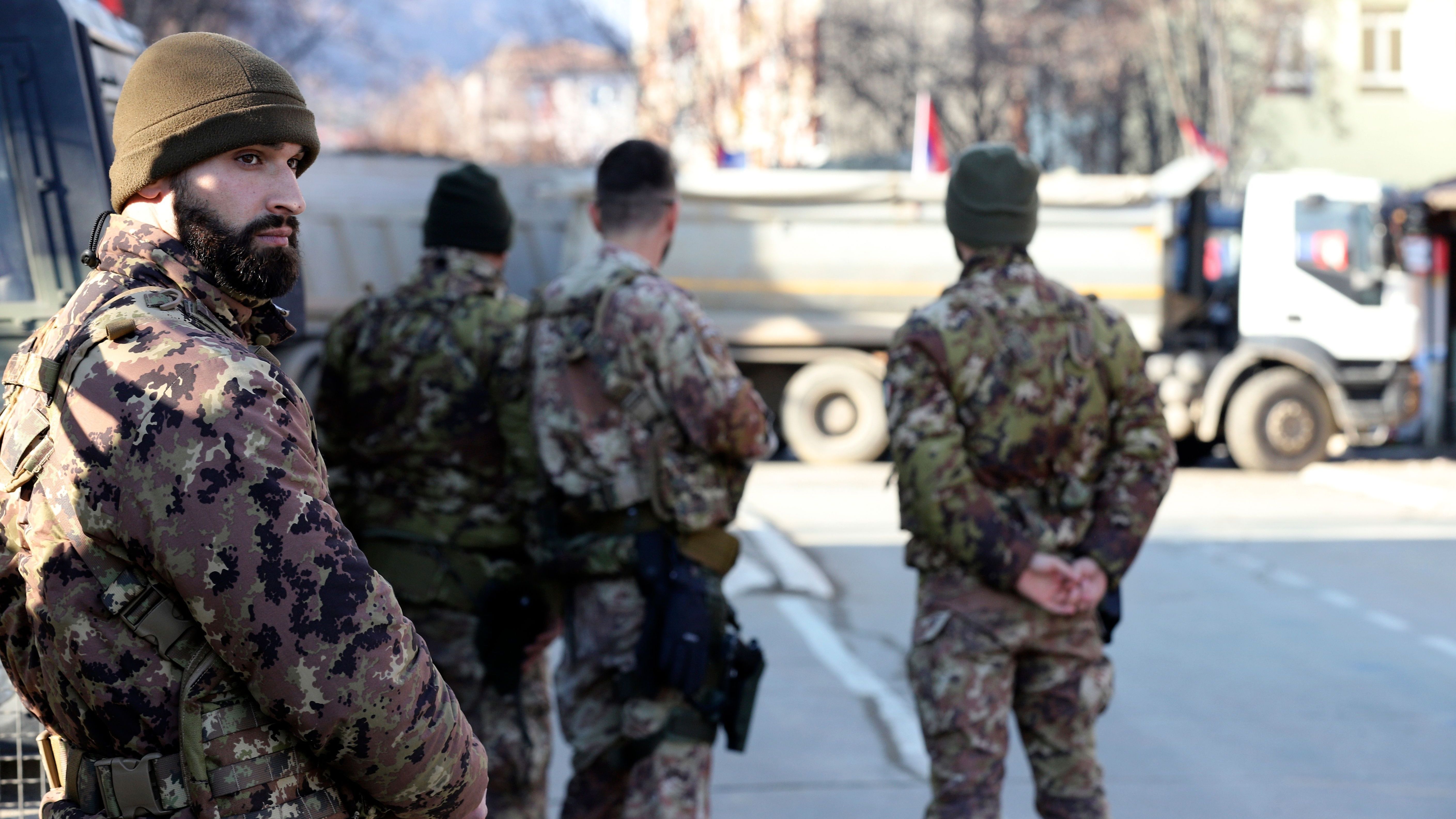 KFOR-Soldaten stehen vor von militanten Serben errichteten Barrikaden.