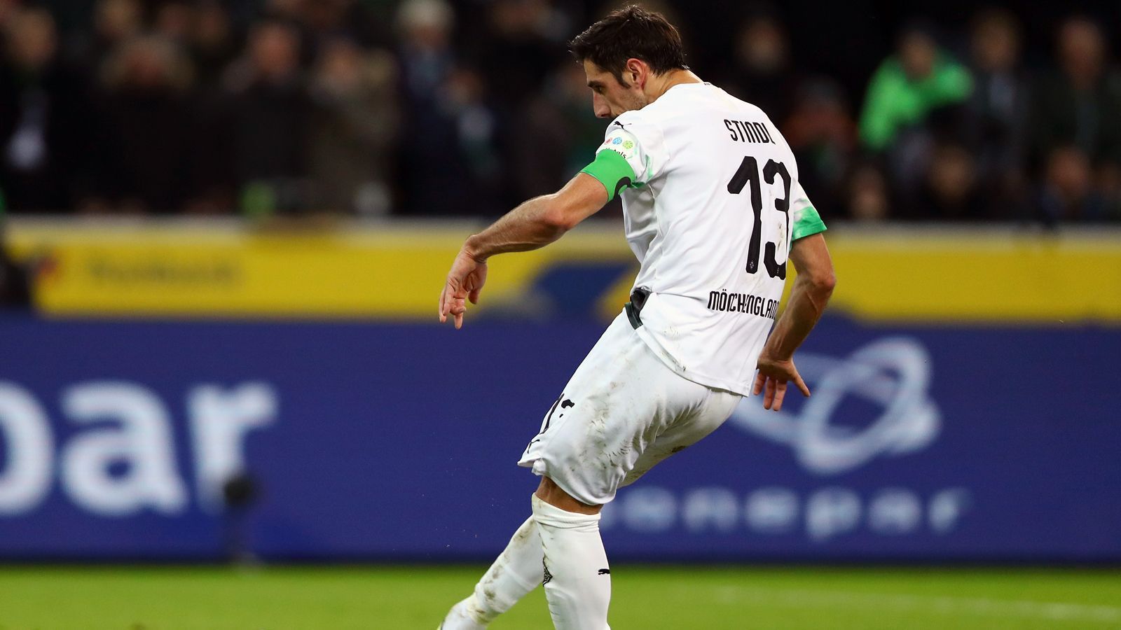 
                <strong>Lars Stindl</strong><br>
                Kommt in der Anfangsphase für den verletzten Embolo, hat aber Schwierigkeiten, dem Spiel seinen Stempel aufzudrücken. Kann nur wenig Impulse setzen. Schaltet in Halbzeit zwei zwei Gänge raus, vor allem kämpferisch stark. ran-Note: 3
              