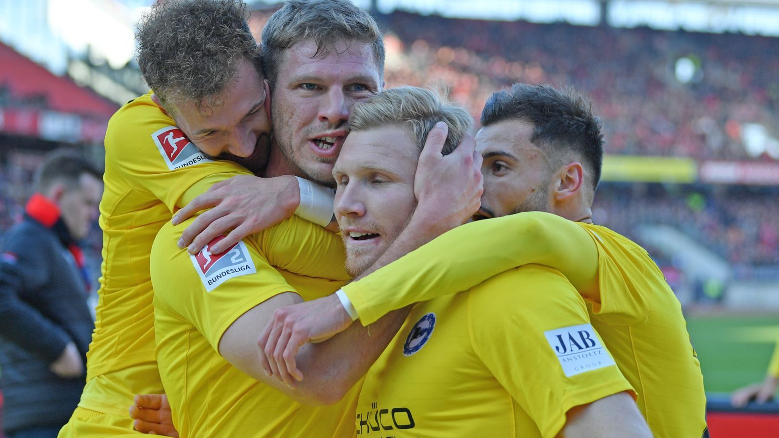 
                <strong>Arminia Bielefeld (Erster, 34 Punkte)</strong><br>
                Vorbereitung: Die Testspiele gegen Uerdingen (0:2), Ferencvaros Budapest (0:0) und St. Pauli (4:3) waren durchwachsen. Auf dem Transfermarkt blieb die Arminia ebenfalls bescheiden, für 240.000 Euro wurde der schwedische Nationaltorhüter Oscar Linner geholt, ebenso perspektivisch wie Stürmer Sebastian Müller. Man setzt weiter auf den Außenseiter-Effekt, trotz Platz eins wollen sich die Verantwortlichen nicht unter Druck setzen lassen. Hinzu kommt: Mit Fabian Klos (13 Tore) und Andreas Voglsammer (9) spielt das beste Torjäger-Duo der Liga auf der Alm.
              