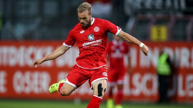 
                <strong>Maximilian Beister (1. FSV Mainz 05)</strong><br>
                Linkes Mittelfeld: Maximilian Beister (1. FSV Mainz 05). "Ihm fehlt die Wettkampffähigkeit", kritisiert Mainz-Trainer Martin Schmidt kürzlich seinen Neuzugang Beister im "Kicker". Diese Ansage zeigt ganz klar den Stellenwert des früheren Hamburgers bei seinem neuen Arbeitgeber. Genau deshalb ist es auch wenig verwunderlich, dass Beister bislang nur im Drittliga-Team des FSV ran durfte. 
              