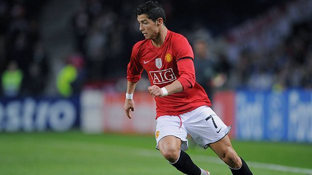 
                <strong>Sturm: Cristiano Ronaldo</strong><br>
                Sturm: Cristiano Ronaldo. "In seinen zwei letzten Jahre bei Manchester United war er der beste Spieler der Welt", urteilt der Großmeister. Bis 2009 spielte Ronaldo bei den "Red Devils", ehe er zu Real Madrid wechselte. Dort wird er jetzt von Zinedine Zidane trainiert.
              