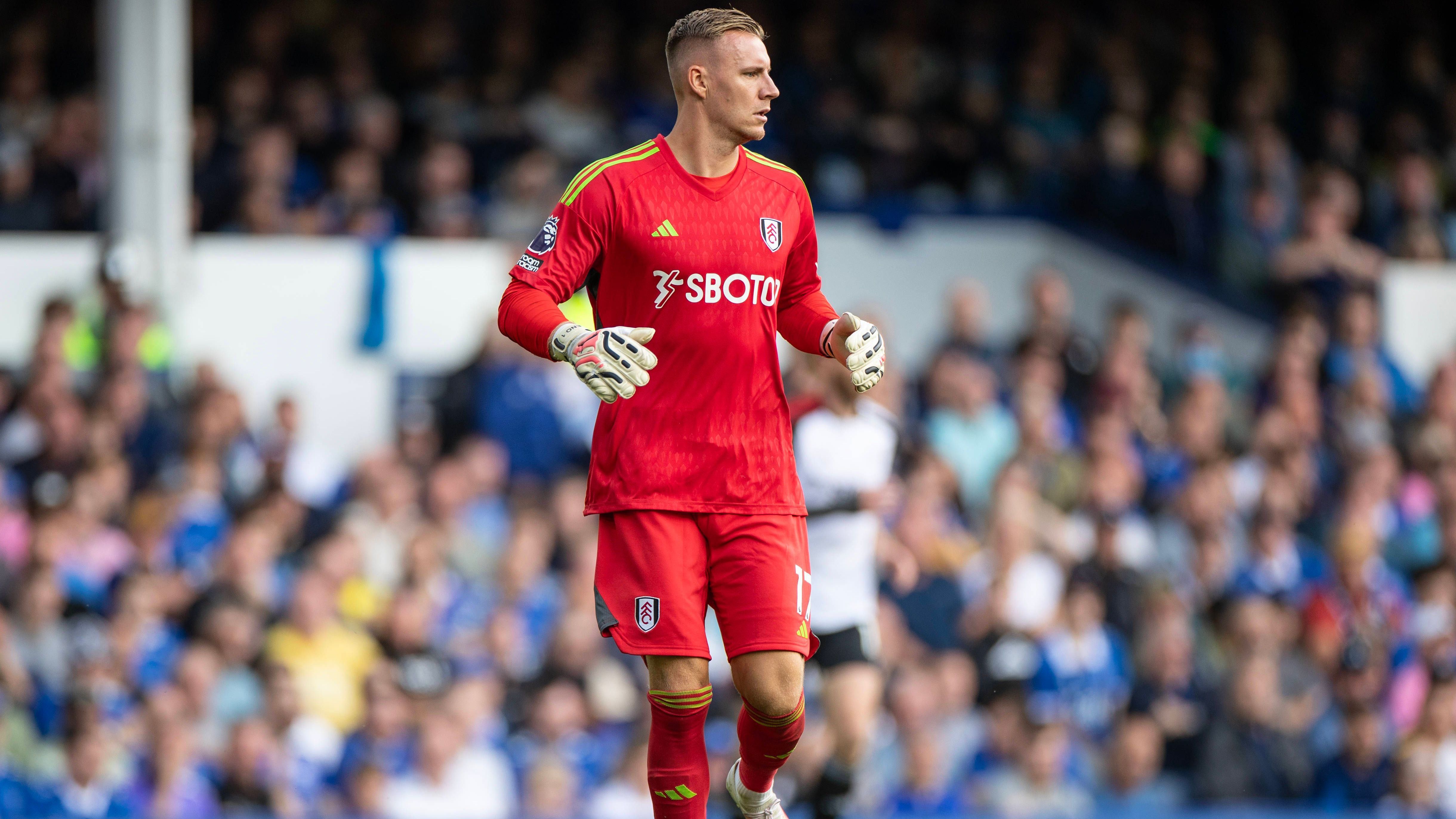 <strong>Bernd Leno</strong><br>Wie die "Bild" berichtete, soll der FC Bayern sich im Rahmen der Torhütersuche auch mit Bernd Leno beschäftigt haben. Dem Bericht nach wäre der aktuelle Keeper des FC Fulham für den Rekordmeister aber wohl zu teuer gewesen. Der 31-Jährige wechselte im Sommer 2022 vom FC Arsenal zu Fulham, hat dort noch einen Vertrag bis 2025 (mit Option auf eine weitere Saison).&nbsp;