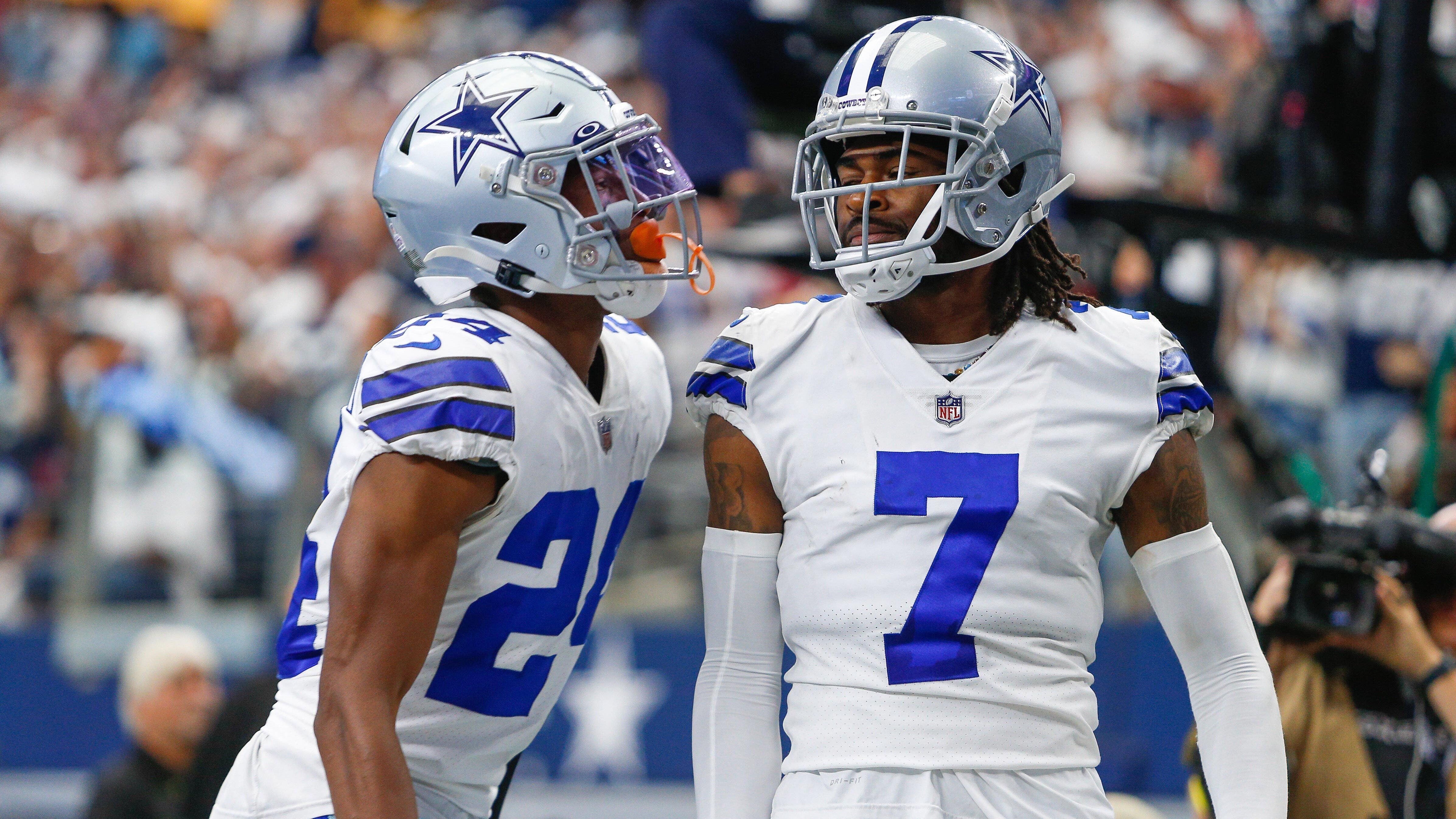 
                <strong>Dallas Cowboys</strong><br>
                Ähnlich wie die Eagles ist auch Dallas in der laufenden Saison eine Defensivmacht. Cornerback Trevon Diggs (r.) steht bei zwei Interceptions - insgesamt haben die Cowboys fünf. Zudem kommt die Stärke an der Line of Scrimmage zum Vorschein. Allein Linebacker Micah Parsons verbucht schon sechs Quarterback-Sacks.
              