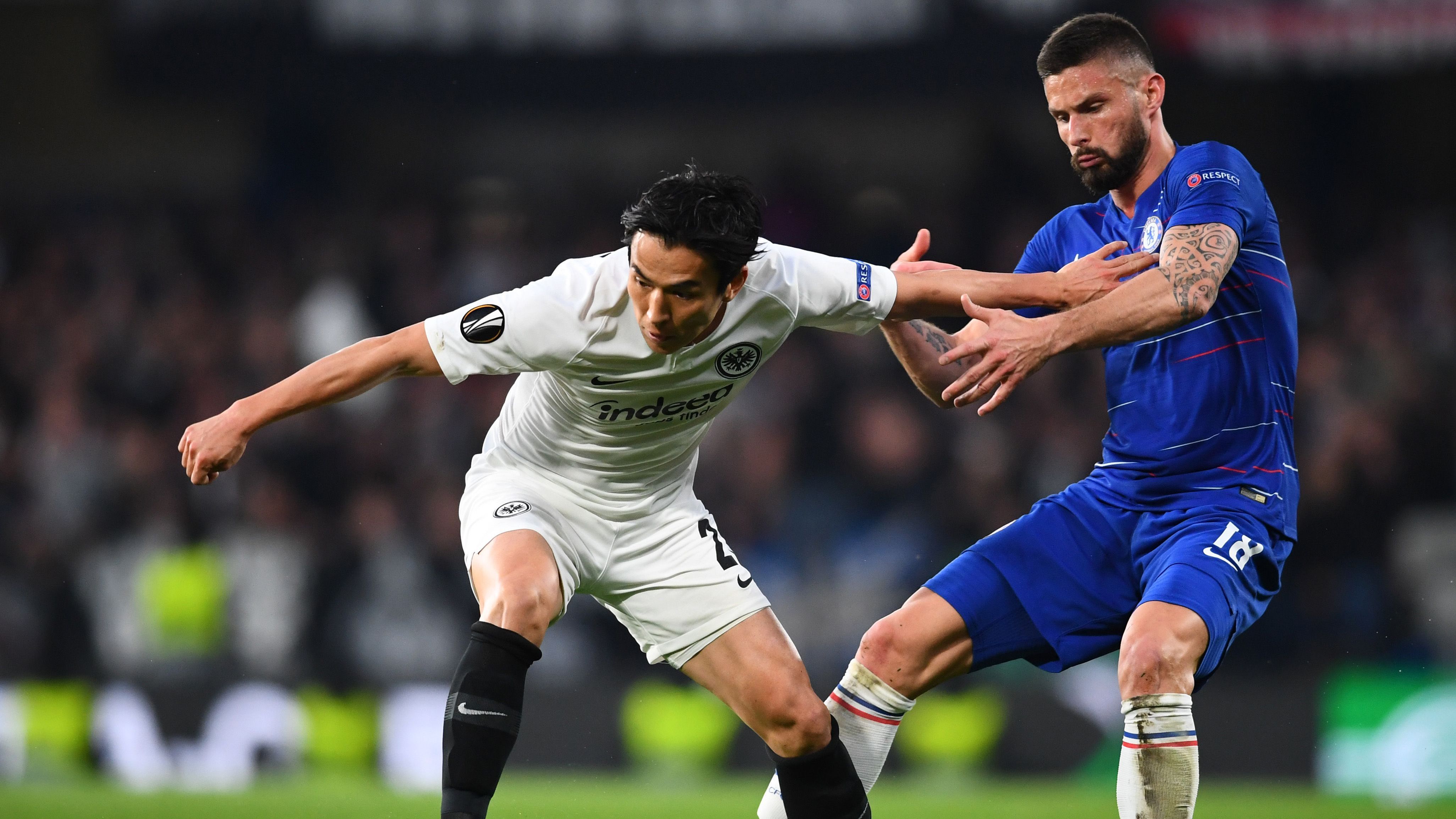 
                <strong>Makoto Hasebe (Mittelfeld)</strong><br>
                Klärt in der 24. Minute auf der Linie nach einem Kopfball von David Luiz. Ist die zentrale Position im Spiel der Eintracht, vor allem in Halbzeit zwei. Hasebe leitet und lenkt das Spiel seines Teams. Dann aber mit einem schlimmen Fehlpass in der Verlängerung - kann sich glücklich schätzen, dass Chelsea das Geschenk nicht annimmt. ran-Note: 3
              