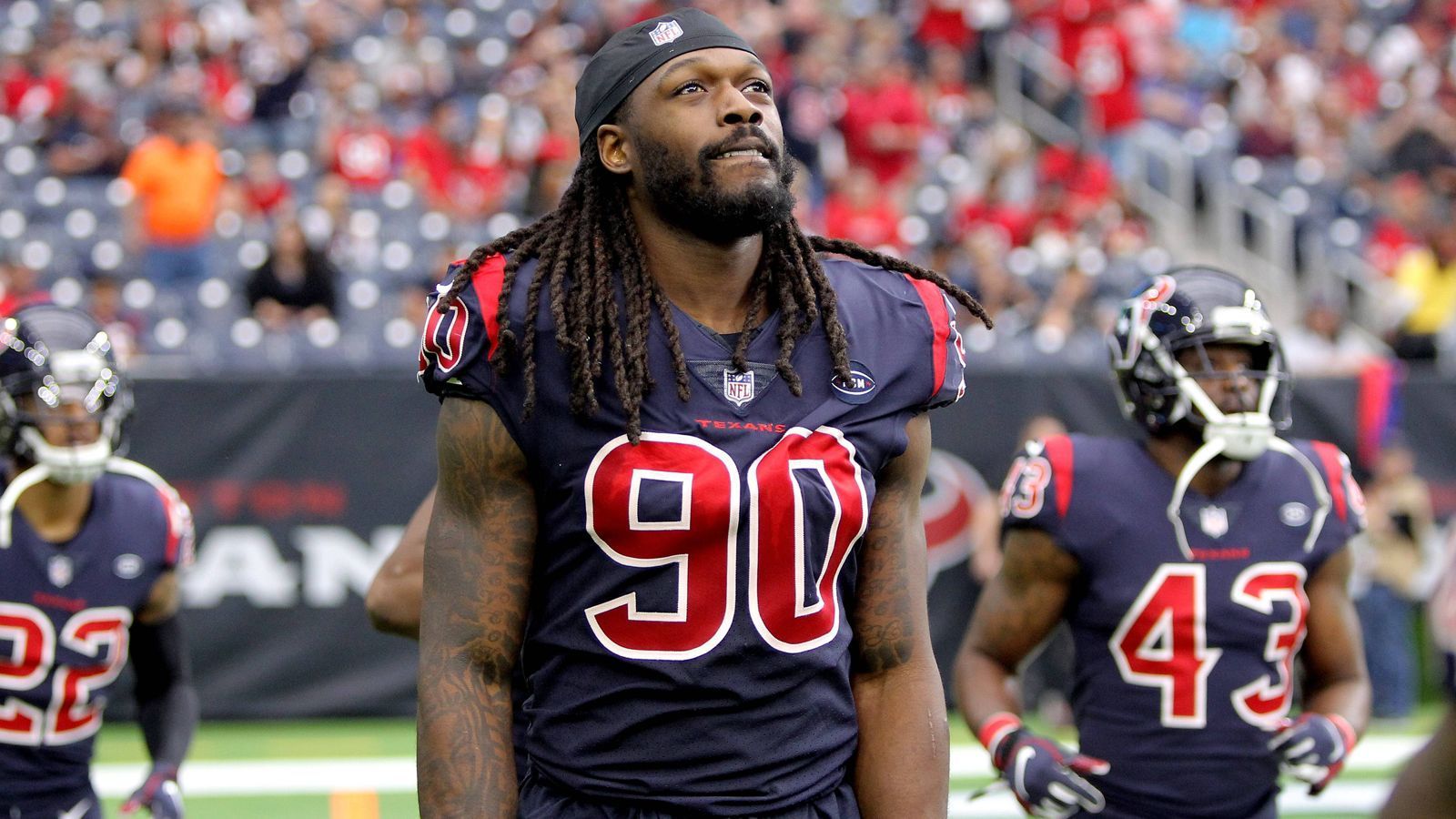 
                <strong>2019: Jadeveon Clowney</strong><br>
                Defensive End Jadeveon Clowney verlangte in der Offseason 2019 einen hochdotierten, langfristigen Vertrag von den Houston Texans, diese legten ihm aber nur den Franchise Tag in Höhe von 15.967.200 US-Dollar vor. Eine Einigung blieb aus und Clowney begab sich in einen Holdout. Kurz vor Saisonstart wurde ein Trade mit den Seattle Seahawks eingefädelt. Doch heimisch wurde er an der Westküste der USA nicht. Nur ein Jahr später ging es ihn weiter zu den Tennessee Titans. Zuletzt trug er zwei Jahre das Trikot der Cleveland Browns. Wo der mittlerweile 30-Jährige in der kommenden Saison spielt, ist derzeit nicht klar. Noch ist Clowney Free Agent.
              