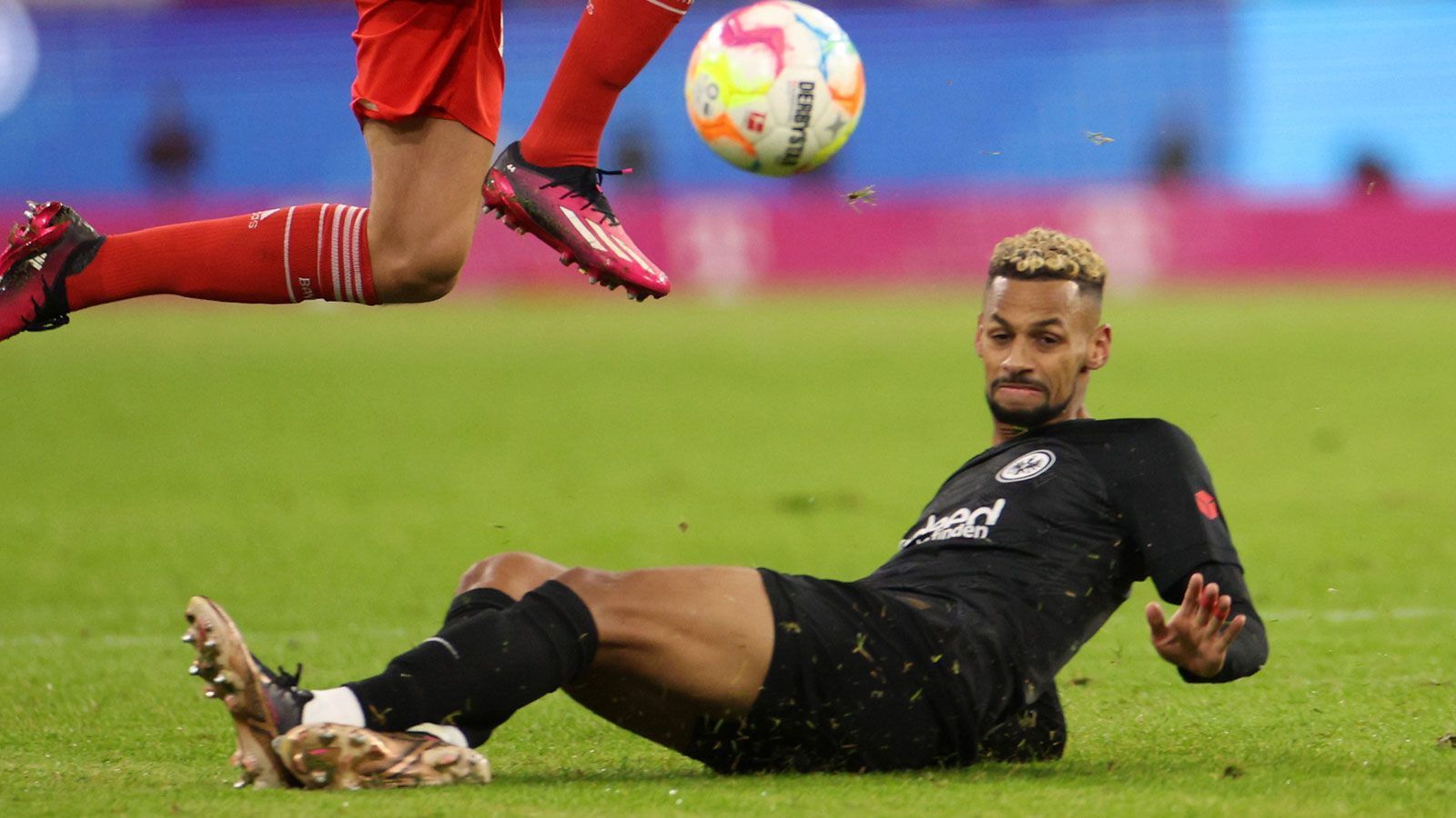 
                <strong>Djibril Sow (Eintracht Frankfurt)</strong><br>
                In der ersten Halbzeit über weite Strecken unsichtbar. Gegen Musiala und Sane häufig überfordert. Nur wenige sehenswerte Aktionen wie in der 17. Minute als er nach Vorarbeit von Rode zum Abschluss kommt. Nach der Pause mit einer deutlichen Leistungssteigerung, dann endlich auch Taktgeber. ran-Note: 3
              