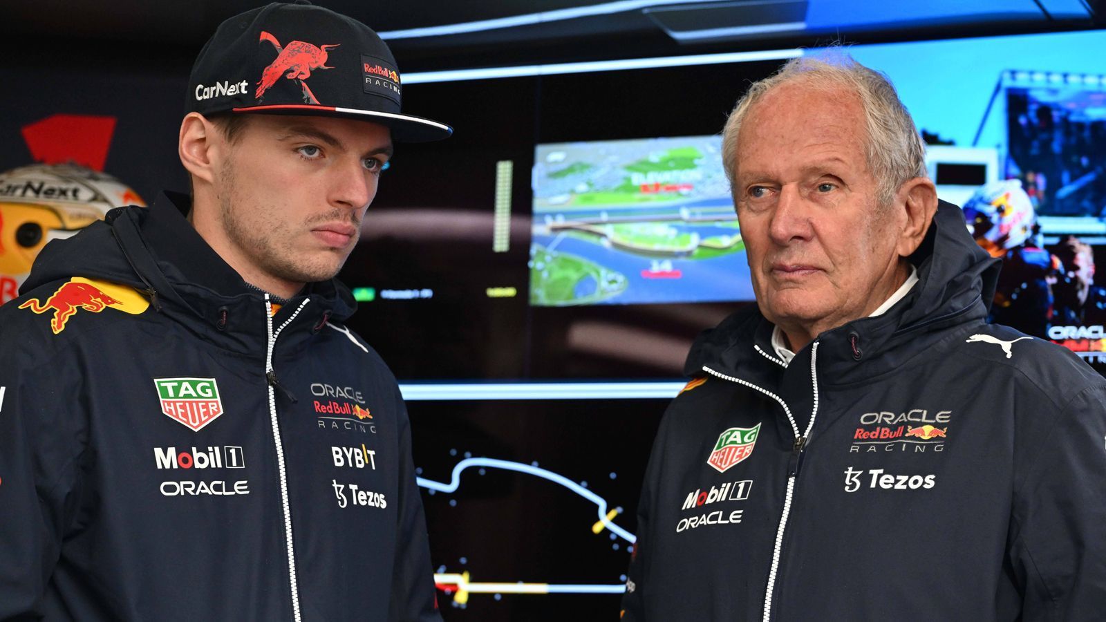 
                <strong>"Kriegsähnliche Atmosphäre"</strong><br>
                Denn die Rivalität geht über das normale Maß hinaus, wie Red Bulls Motorsportberater Helmut Marko zugibt. "Ich bin seit fast 20 Jahren bei Red Bull Racing, und ich habe noch nie so eine - ich möchte sagen - kriegsähnliche Atmosphäre erlebt wie zwischen Mercedes und uns in der vergangenen Saison", sagte er im Red Bulletin.
              