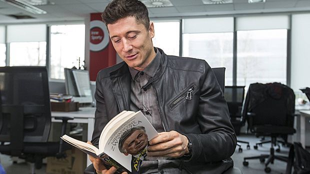 
                <strong>Platz 5: Robert Lewandowski (Bayern München)</strong><br>
                Platz 5: Robert Lewandowski (Bayern München). In die Barca-Festspiele platzt nur noch der Torjäger des deutschen Rekordmeisters hinein - gerade nach seinem spektakulären Spätsommer nur verständlich. Der Pole lässt nicht nur mit seinem Fünferpack binnen neun Minuten beim 5:1 über Wolfsburg aufhorchen. Seit Saisonbeginn trifft Lewandowski in 31 Pflichtspielen für den FC Bayern und Polens Nationalelf 31 Mal.
              