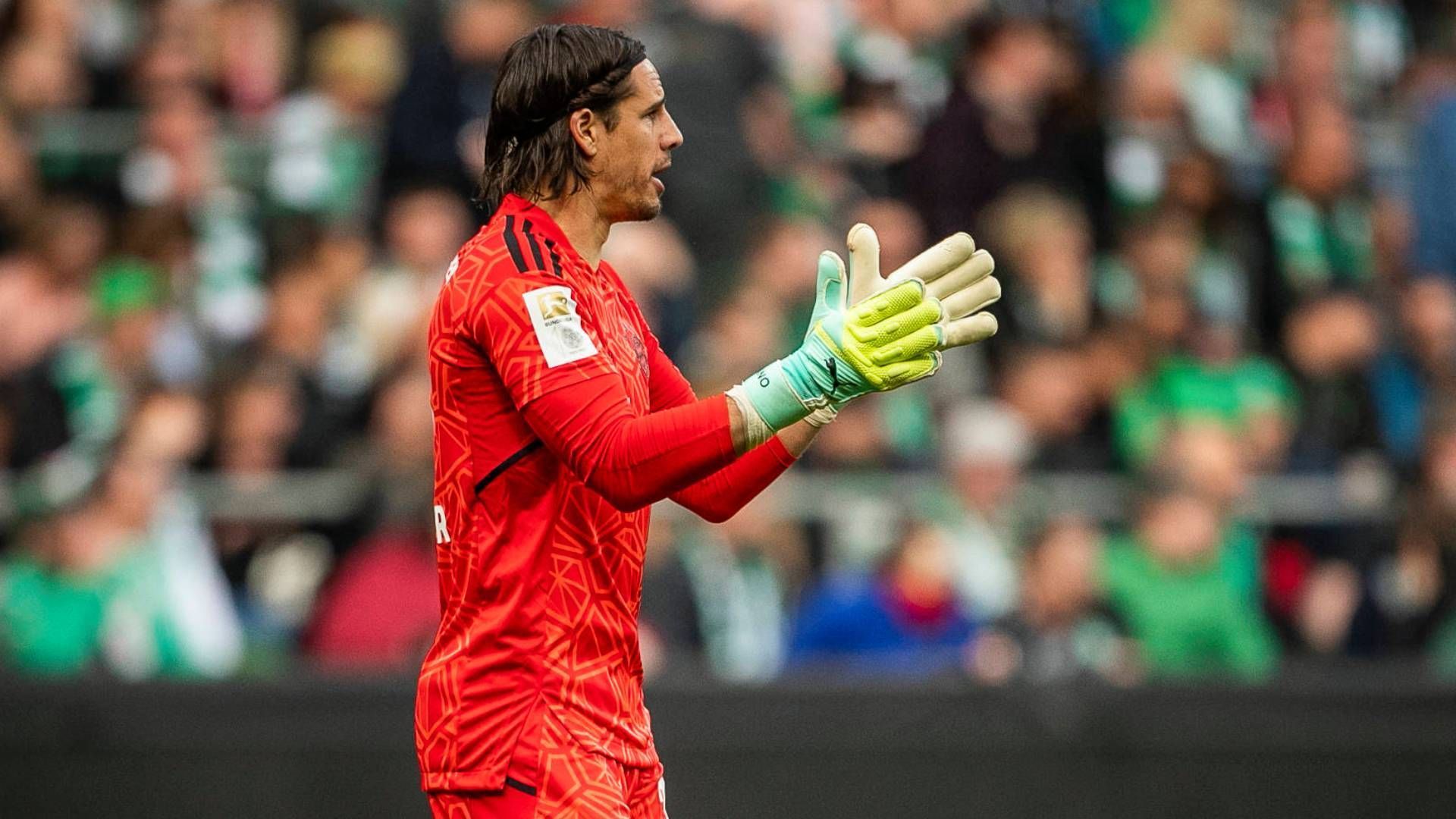 
                <strong>Yann Sommer</strong><br>
                Der FC Bayern München muss nach einer 2:0-Führung beim SV Werder Bremen am Ende noch zittern, bringt aber einen knappen 2:1-Sieg ins Ziel. Der Rekordmeister baut den Vorsprung auf Verfolger Borussia Dortmund damit auf kurzzeitig vier Punkte aus.Yann Sommer: Beim Gegentreffer zum 1:2 fehlen ihm (wieder einmal) ein paar Zentimeter! Und zuvor? In der 29. Minute muss der Torwart einen ungefährlichen Distanzschuss von Bittencourt klären. Bei den weiteren Gelegenheiten der 1. Hälfte hat Sommer das Glück, dass die Bälle nicht direkt auf das Tor gelangen. ran-Note: 4   
              