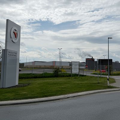 Auf dem Werk der Salzgitter AG in Niedersachsen ist es am Sonntag zu einem Flugzeugabsturz gekommen.
