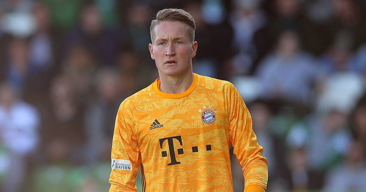 
                <strong>Ron-Thorben Hoffmann</strong><br>
                Der Torwart ist wohl das bekannteste Nachwuchstalent auf der Amerika-Reise. Ron-Thorben Hoffmann unterschrieb im Mai 2018 seinen ersten Profivertrag beim FC Bayern. Die letzten fünf Bundesliga-Spiele der Saison 2018/19 stand der 20-Jährige bereits bei den Profis im Kader, kam aber nicht zum Einsatz. Der gebürtige Rostocker kam vergangene Saison insgesamt 15 Mal im Tor der Amateure des FC Bayern zum Einsatz, unter anderem bei den Aufstiegsspielen in die 3. Liga gegen den VfL Wolfsburg II. Der Torhüter war bereits vergangene USA-Reise und im Winter-Trainingslager in Doha 2019 bei den Profis dabei.
              