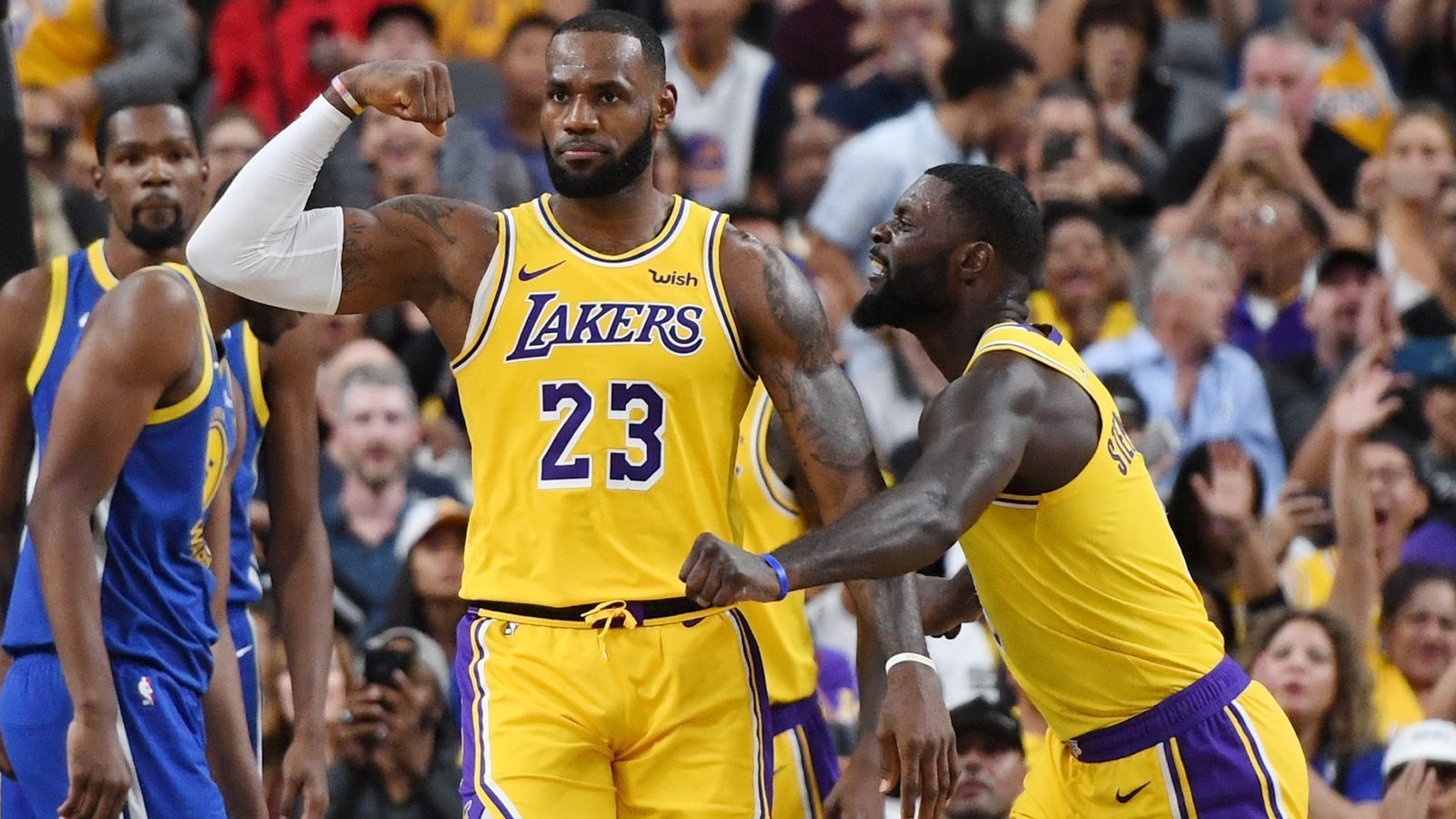 
                <strong>3. Platz im Westen: Los Angeles Lakers</strong><br>
                Das wahrscheinlich spannendste Team der bevorstehenden Saison. LeBron James hat General Manager gespielt und seine Lakers zusammengestellt. Zu talentierten und vielversprechenden Spielern wie Lonzo Ball, Kyle Kuzma und Brandon Ingram, gesellen sich interessante Persönlichkeiten wie Javale McGee, Lance Stephenson und Point-Guard-Veteran Rajon Rondo. Mit dieser Mannschaft ist gefühlt alles möglich - in alle Richtungen. Auf die deutschen Rookies Moritz Wagner und Isaac Bonga wartet viel Spektakel.
              