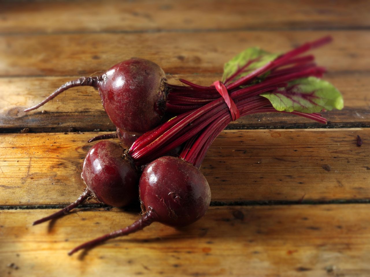 Nicht nur farblich ein Highlight: Rote Beete. Für einen tiefroten Saft 200 Gramm Rote Beete mit 250 Gramm Erdbeeren, 2 Orangen und ein bisschen Ingwer mischen. Lecker.