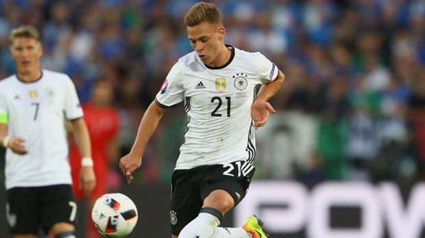 
                <strong>Joshua Kimmich (Deutschland)</strong><br>
                Joshua Kimmich (Deutschland): Vor der EM als Ergänzungsspieler gehandelt, während des Turniers in die erste Elf gespielt. Kimmich gehört definitiv zu den Talenten, die ihre Chance genutzt haben. Zwar sah der 21-Jährige beim Ausscheiden der Deutschen im Halbfinale gegen Frankreich beim zweiten Gegentor unglücklich aus, überzeugte in den vorherigen Spielen dennoch. Seine Coolness bewies der Bayern-Spieler mit einem verwandelten Strafstoß beim Viertelfinal-Elfmeterschießen gegen Italien.
              