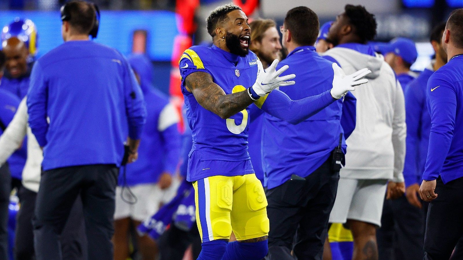 
                <strong>Alle Spieler werden gleich bezahlt</strong><br>
                Alle Spieler, die im Super Bowl an den Start gehen, werden gleich bezahlt. Alle Athleten des Gewinner-Teams bekommen 150.000 Dollar, alle Verlierer immerhin noch 75.000 Dollar. Zum Vergleich: 2021 lagen die Werte bei 130.000 und 65.000 Dollar. Vertraglich vereinbarte Boni für einen Sieg im Super Bowl, wie beispielsweise bei Rams-Receiver Odell Beckham Jr., sind davon natürlich ausgenommen. Die Künstler, die während der Halftime Show für Stimmung sorgen, bekommen von der NFL derweil keine Gage.
              