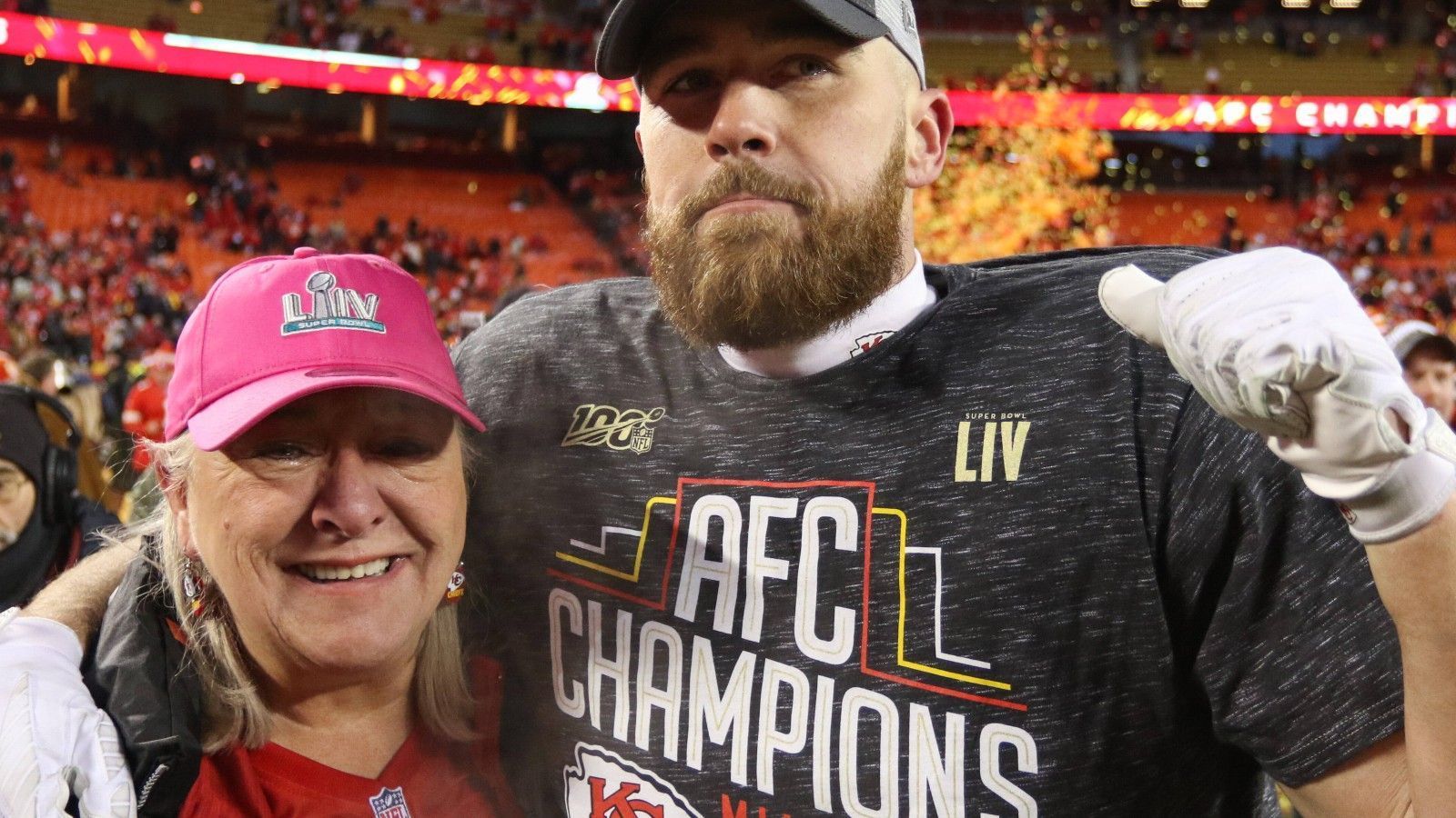 
                <strong>Gewinner: Donna und Ed Kelce</strong><br>
                In diese luxuriöse Position kommen nur ganz wenige Menschen auf der Welt. Wenn am 12. Februar der Super Bowl zwischen den Philadelphia Eagles und den Kansas City Chiefs steigt (live auf ProSieben und im Livestream), sind Donna und Ed Kelce in jedem Fall Gewinner-Eltern - egal welches Team am Ende siegt. Mit Eagles-Center Jason Kelce und Chiefs-Tight-End Travis Kelce stehen ihre beiden Söhne jeweils im Super Bowl. Welches Team am Ende gewinnt, dürfte für die Eltern egal sein, haben beide Spieler mit ihren Teams doch bereits einen Super Bowl gewonnen.
              