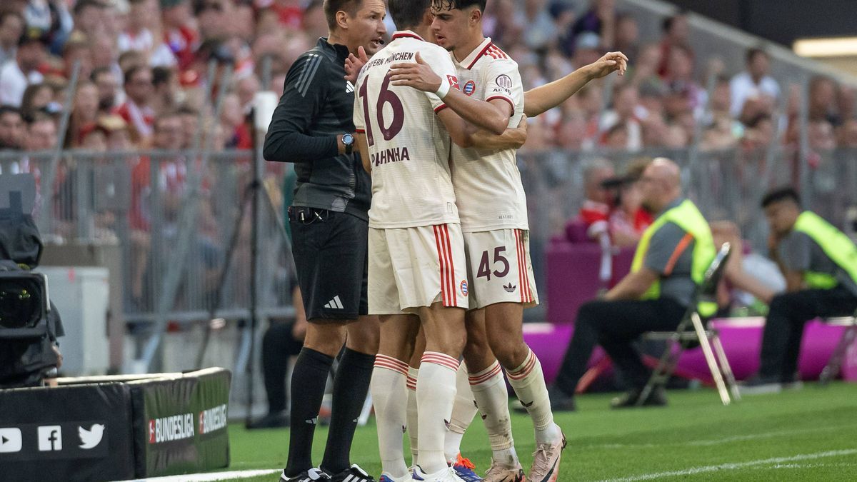 Einwechslung von Joao Palhinha (FC Bayern Muenchen, 16) fuer Aleksandar Pavlovic (FC Bayern Muenchen, 45). GER, FC Bayern Muenchen gegen SC Freiburg Fussball, Bundesliga, 2. Spieltag, Spielzeit 202...