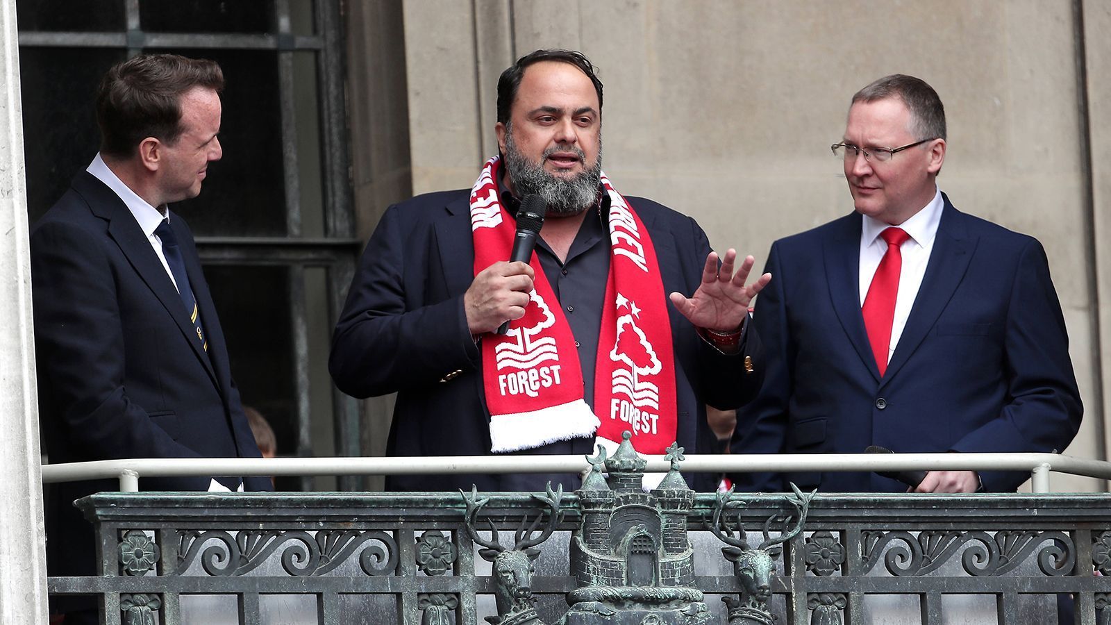 
                <strong>Nottingham Forest: Evangelos Marinakis </strong><br>
                Seit 2017 ist der Grieche Evangelos Marinakis (Mitte) Eigentümer von Nottingham Forest. In der Fußballbranche ist der Name nicht unbekannt, dem 55-Jährigen gehört auch Olympiakos Piräus. Sein Geld machte er in der Reederei. Der Plan des Griechens: Nottingham auf Dauer in der Liga zu etablieren. Wie die Beispiele Taiwo Awoniyi, Omar Richards und Moussa Niakhate zeigen, holt der Verein sich dabei gerne Spieler aus der Bundesliga.
              