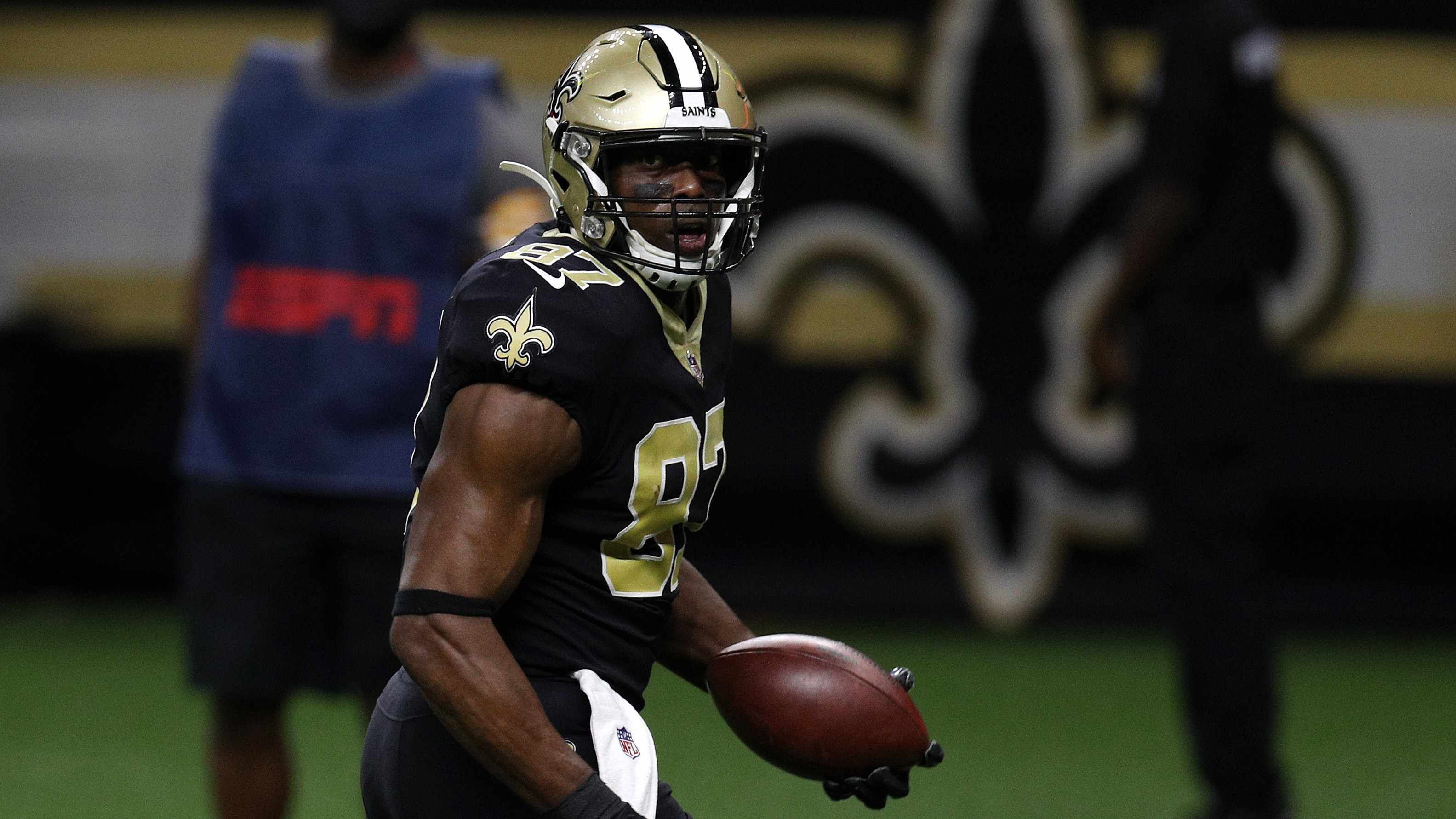 
                <strong>Jared Cook (Tight End) </strong><br>
                Mit seinen 33 Jahren befindet sich Jared Cook zwar im Herbst seiner Karriere, doch bei den New Orleans Saints hat er in der vergangenen Saison gezeigt, dass er eine offensive Waffe im Passspiel sein kann. In der abgelaufenen Saison kam er auf 504 Yards und sieben gefangenen Touchdowns, obwohl Franchise-Quarterback Drew Brees für mehrere Partien ausfiel und mehr auf das Laufspiel gesetzt wurde. Mit 13,6 Yards pro Reception unterstrich er zudem seine Fähigkeiten im vertikalen Passspiel und sorgte so regelmäßig für wichtige Big Plays. Als dritte oder vierte Option in einer passlastigen Offense könnte er einigen Playoff-Contendern eine große Hilfe sein - für ein vergleichsweise geringes Risiko. 
              