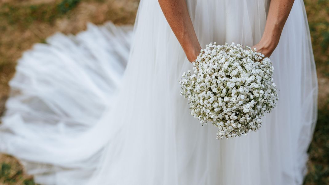 Ein Traum in Weiß - mit Blumenbouquet in der Hand und einem Hauch von Blüten im Haar. Wir verraten die schönsten Hochzeitsdüfte!&nbsp; || Modellfreigabe vorhanden