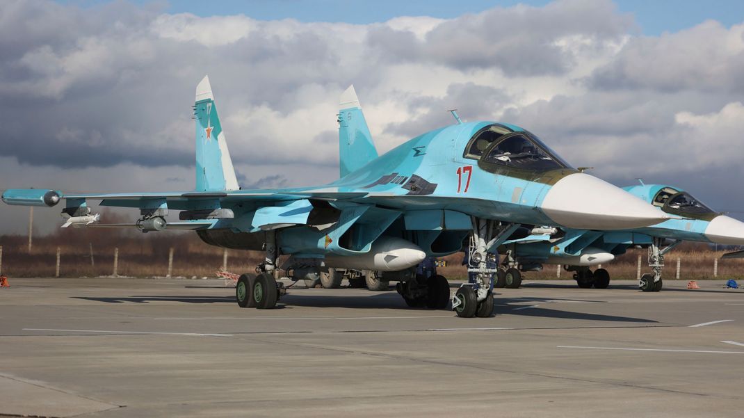 Russische Suchoi-Su-34-Jagdbomber parken vor einer Militärübung auf einem Flugplatz in der südrussischen Region Krasnodar.