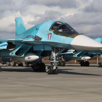 Russische Suchoi Su-34 Jagdbomber parken vor einer Militärübung auf einem Flugplatz in der südrussischen Region Krasnodar. 