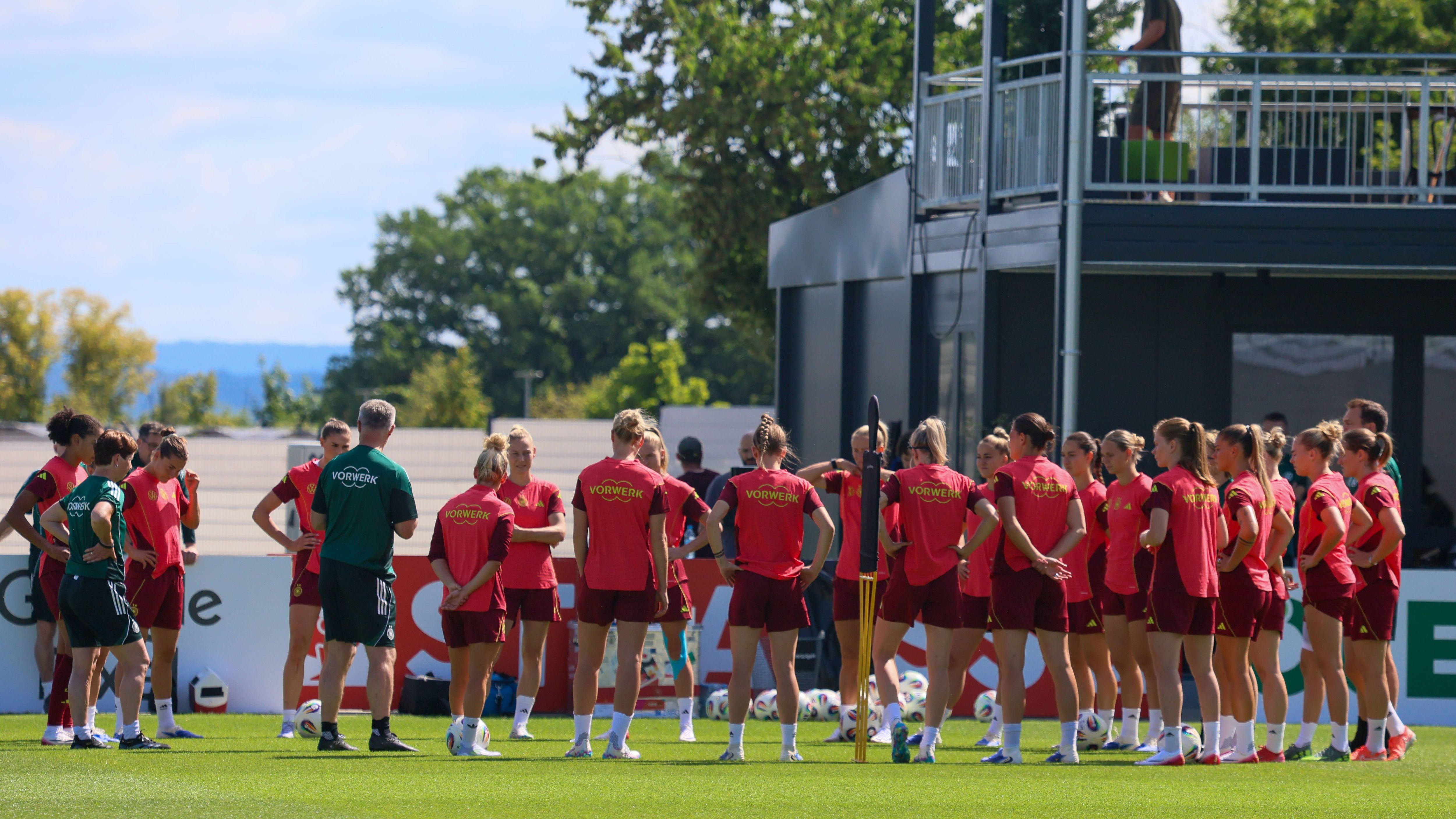<strong>Frauen-EM 2025: Auf diesen Kader setzt Bundestrainer Christian Wück</strong><br>Wück setzt dabei auf elf Spielerinnen, die vor drei Jahren in England das EM-Finale erreichten. "Wir wollen mit einer Mischung aus Spielfreude, Begeisterung, Willen und Überzeugung agieren - dafür steht dieser Kader. Wenn uns das gelingt, kann es für uns sehr weit gehen", sagte Wück. Die DFB-Frauen spielen am 4. Juli gegen Polen, am 8. Juli gegen Dänemark und am 12. Juli gegen Schweden.