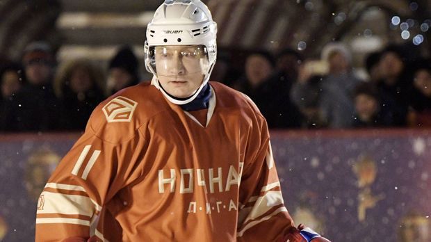
                <strong>Wladimir Putin</strong><br>
                Klar, er gehört auch untrennbar dazu. Als Staatspräsident will und braucht er große Siege, was könnte da besser passen als die "Wiedergeburt" der russischen Eishockey-Macht? Und das bei diesen Spielen, nach dem ganzen Dopingskandal. Dass sich Putin immer wieder gerne in Eishockey-Montur schmeißt und öffentlichkeitswirksam bei Benefiz-Spielen mitmischt, passt da ins Bild. Dass er bei solchen Spielen gegen NHL-Veteranen dann auch schon mal acht Tore schießt, verwundert auch niemanden mehr. Er wird beim Finale wohl dabei sein und für den letzten Fitzel Motivation sorgen.
              