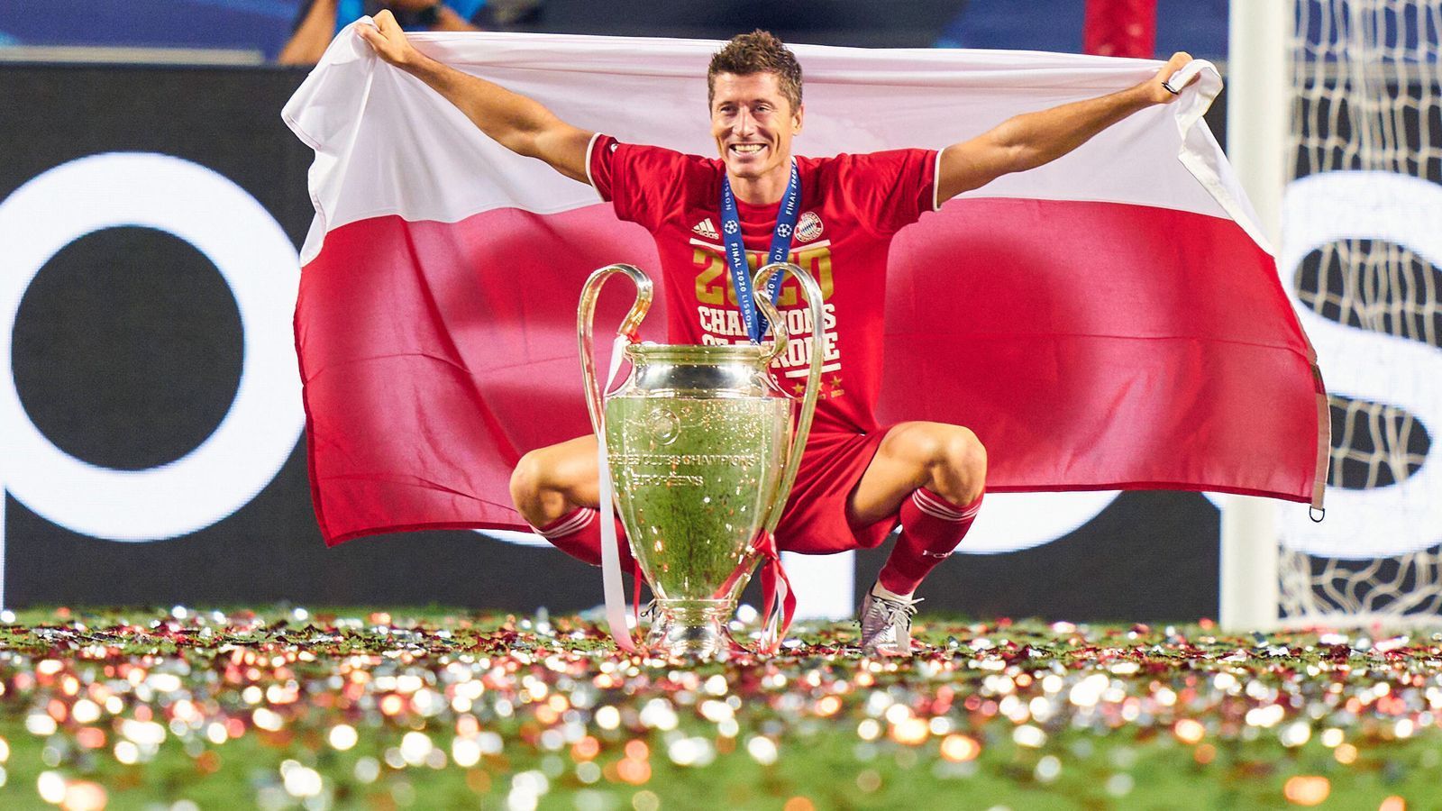 
                <strong>Karriere-Highlight durch den Champions-League-Sieg</strong><br>
                Auch international stand Lewandowski mit den Bayern zum Ende der Saison 2019/20 ganz oben. In der Champions League sicherten sich die Münchner den Titel durch einen 1:0-Sieg im Endspiel  gegen Paris St. Germain. Für Lewandowski war es das zweite Finale in der Königsklasse, nachdem er 2013 noch mit Dortmund auf der Seite der Verlierer stand - damals ausgerechnet im Endspiel gegen seinen späteren Arbeitgeber FC Bayern. Auf dem Weg zum Henkelpott 2020 steuerte Lewandowski 15 Tore bei, im Finale gegen PSG ging er aber leer aus, da sorgte Kingsley Coman für den goldenen Treffer. 
              