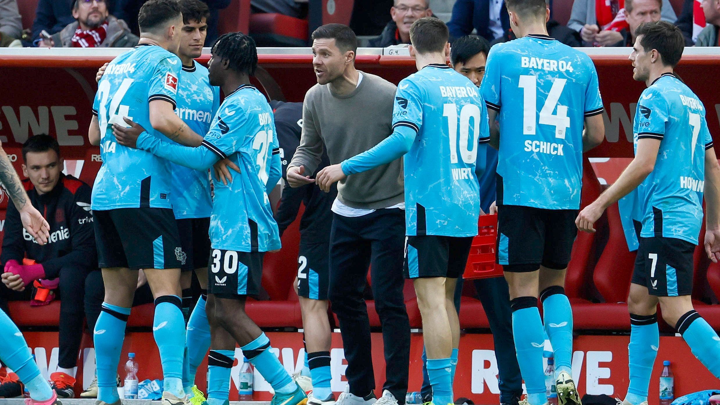 <strong>Bundesliga leider langweilig – jetzt dominiert halt Leverkusen</strong><br> Ja, doof gelaufen. Wir bekommen einen neuen Titelträger, da lehnen wir uns nicht mehr weit aus dem Fenster. Aber: Die Bayern sind so zerrissen und die Leverkusener unter Xabi Alonso so konstant und gefestigt, dass das Ding am 30. Spieltag gegessen ist. Dann haben wir einen neuen Meister, aber leider trotzdem Langeweile. Eine, die auf dem Platz immerhin schön anzusehen ist.