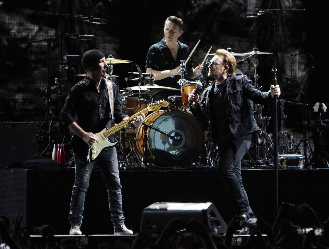 U2 um Frontmann Bono in Aktion