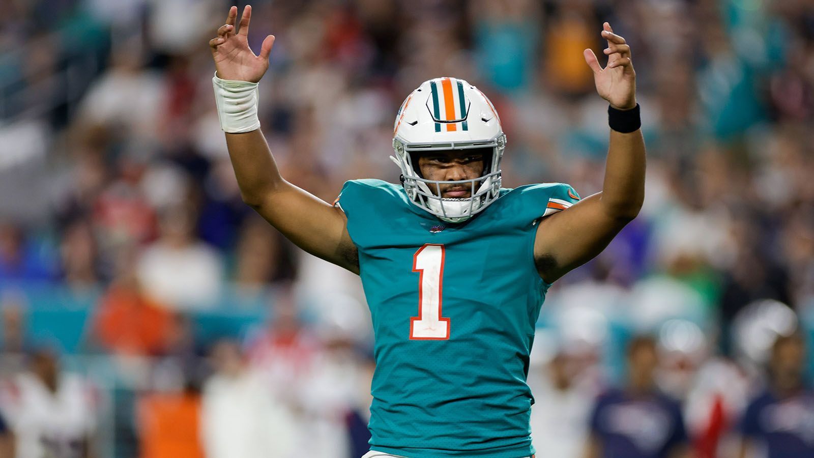 
                <strong>Tua Tagovailoa (Miami Dolphins)</strong><br>
                Jetzt gibt es keine Ausreden mehr für Tua Tagovailoa. In der kommenden Saison muss der 24-Jährige zeigen, dass er ein Franchise-Quarterback sein kann. Mit Tyreek Hill kommt einer der besten Receiver der Liga zu den Dolphins, zudem verstärkte Miami die Offensive Line mit dem dreimaligen Pro-Bowler Terron Armstead. Und das ist noch nicht alles. Mit Cedrick Wilson Jr., Connor Williams, Chase Edmonds and Raheem Mostert hat Tagovailoa viele offensive Optionen. Enttäuscht Tua in der nächsten Saison, könnte seine NFL-Karriere ein frühes Ende finden.
              