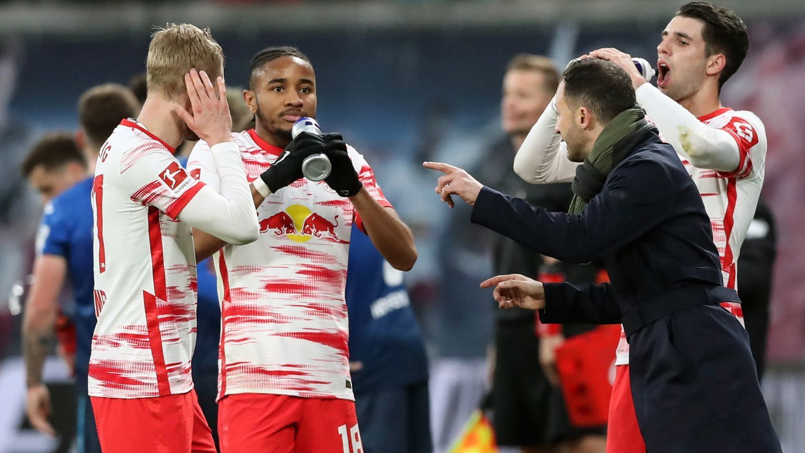 
                <strong>RB Leipzig</strong><br>
                Pokalsieger RB Leipzig wird in der Saison 2022/23 ebenfalls wieder in der Champions League antreten. Für die Königsklasse verstärkten sich die Sachsen namhaft mit zwei deutschen Nationalspielern. &#x2022; Zugänge: Xaver Schlager (VfL Wolfsburg), Jonas Blaswich (Heracles Almelo), David Raum (TSG Hoffenheim), Timo Werner (FC Chelsea)<br>&#x2022; Abgänge: Hee-chan Hwang (Wolverhampton Wanderers), Tyler Adams (Leeds United), Brian Brobbey (Ajax Amsterdam), Nordi Mukiele (Paris Saint-Germain), Ademola Lookman (Atalanta Bergamo), Eric Martel (1. FC Köln), Noah Ohio (Standard Lüttich), Yvon Mvogo (FC Lorient), Sidney Raebiger (Greuther Fürth), Angelino (Leihe, TSG Hoffenheim), Josep Martinez (Leihe, Genua CFC), Dennis Borkowski (Leihe, Dynamo Dresden), Frederik Jäkel (Leihe, Arminia Bielefeld), Mehmet Ibrahimi (Leihe, Eintracht Braunschweig), Ben Klefisch (Leihe, Viktoria Köln), Tim Schreiber (Leihe, Holstein Kiel), Fabrice Hartmann (Leihe, Sligo Rovers), Philipp Tschauner (Karriereende)<br>Baustellen: Für Aufsehen sorgte RB vor allem mit der Verpflichtung von David Raum, bei der die Sachsen unter anderem Borussia Dortmund und den FC Bayern München ausgestochen haben sollen. Mit der Rückkehr von Timo Werner gewann Domenico Tedesco zudem eine vielseitige Alternative für die Offensive. Aufgrund des Überangebots in der Offensive dürfte hingegen Leih-Rückkehrer Alexander Sörloth den Verein noch verlassen. Da auch Konrad Laimer wohl für eine weitere Saison beim Pokalsieger bleibt, sollten weitere namhafte Neuzugänge ausbleiben. 
              