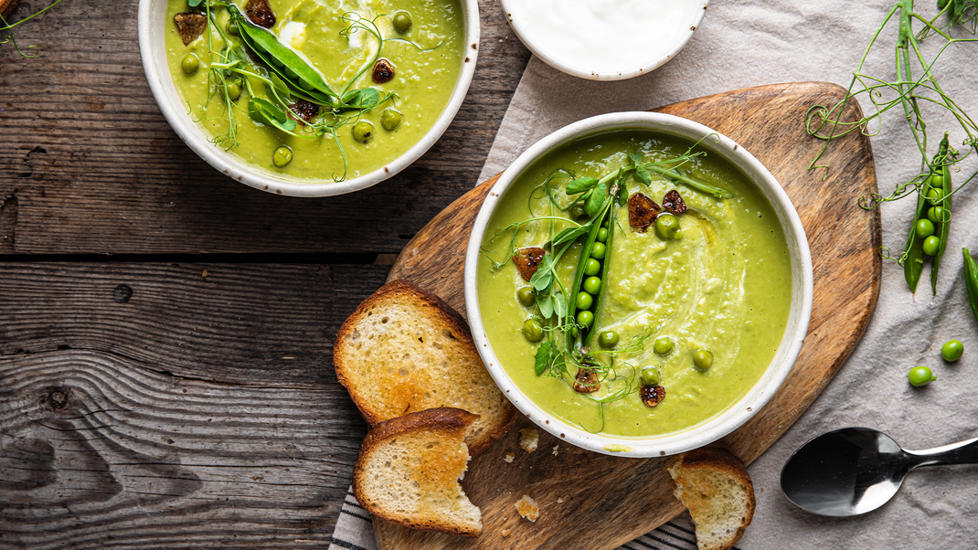 Ein herzlicher Genuss, der die Tradition auf den Teller zaubert: Erbsensuppe wie bei Oma - klassisch und einfach!