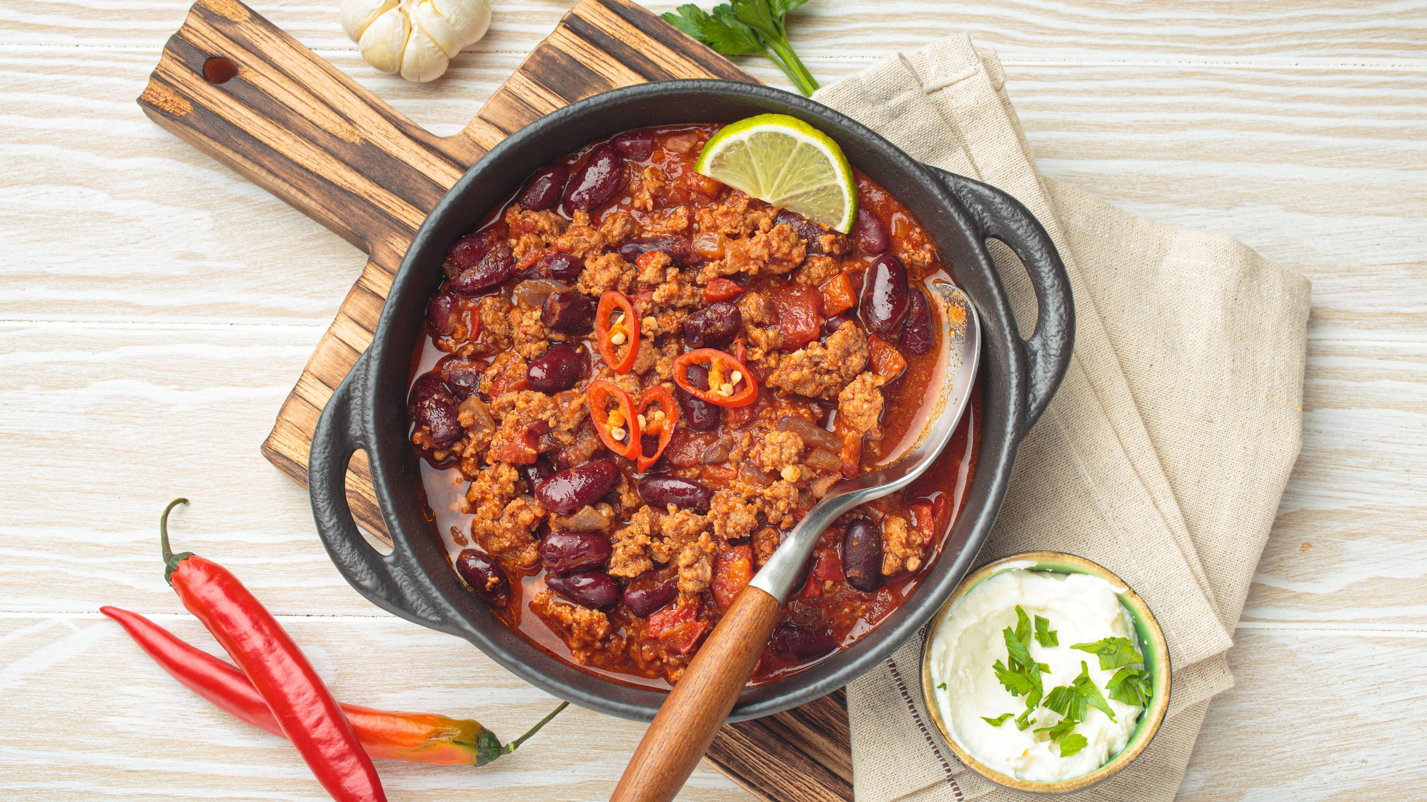 <strong>Chili con Carne mit Brötchen:<br></strong>12€