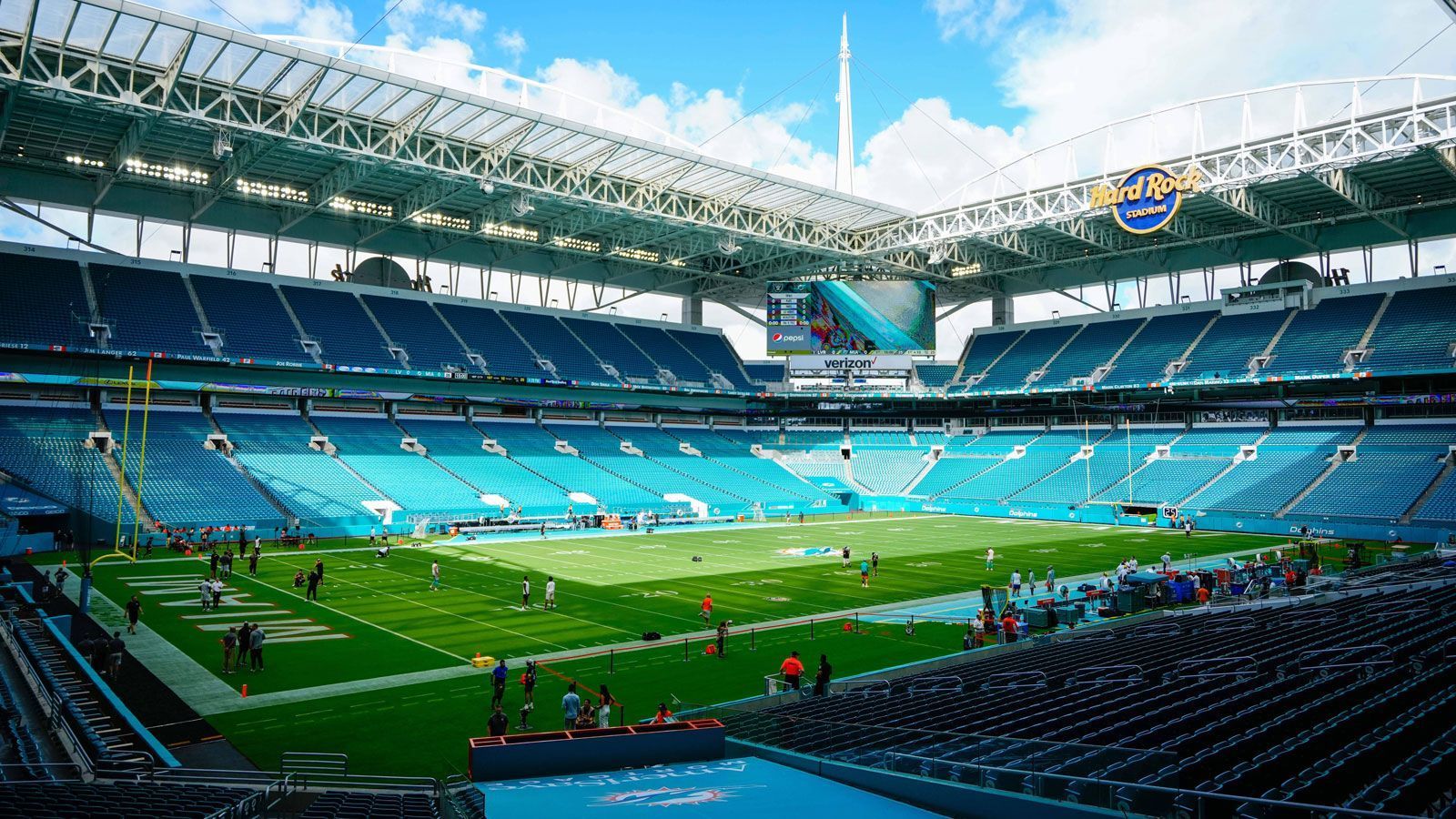 
                <strong>Miami Dolphins: Hard Rock Stadium</strong><br>
                Bester Name laut ChatGPT: "Splash Zone"
              