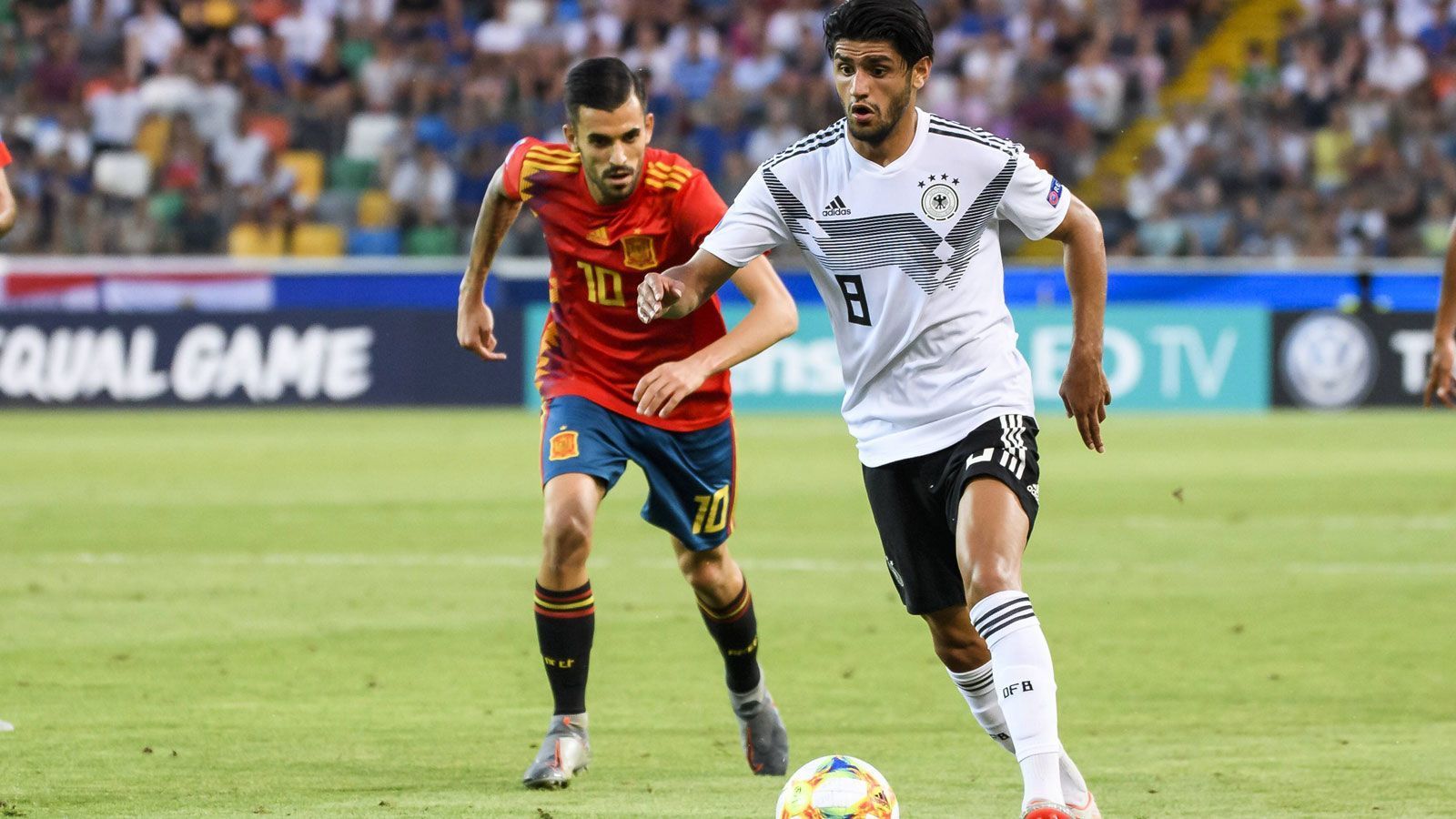 
                <strong>Mahmoud Dahoud</strong><br>
                Findet überhaupt nicht zu seinem Spiel, versucht es aber trotzdem gefühlt bei jeder Aktion mit Hacke, Spitze, eins, zwei drei. Ein echtes Ärgernis. Denn diese Lässigkeit führt fast immer zu unnötigen Ballverlusten. Wenn Dahoud dann mal in aussichtsreicher Situation ist, spielt er zudem den falschen, weil zu schwierigen Pass. Ein komplett gebrauchter Tag für den Profi von Borussia Dortmund. ran-Note: 5
              