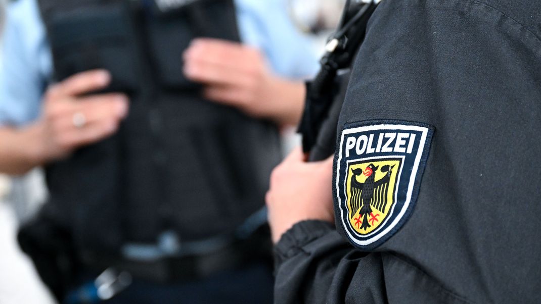 Bundespolizisten stehen am Hauptbahnhof an einem Bahnsteig.